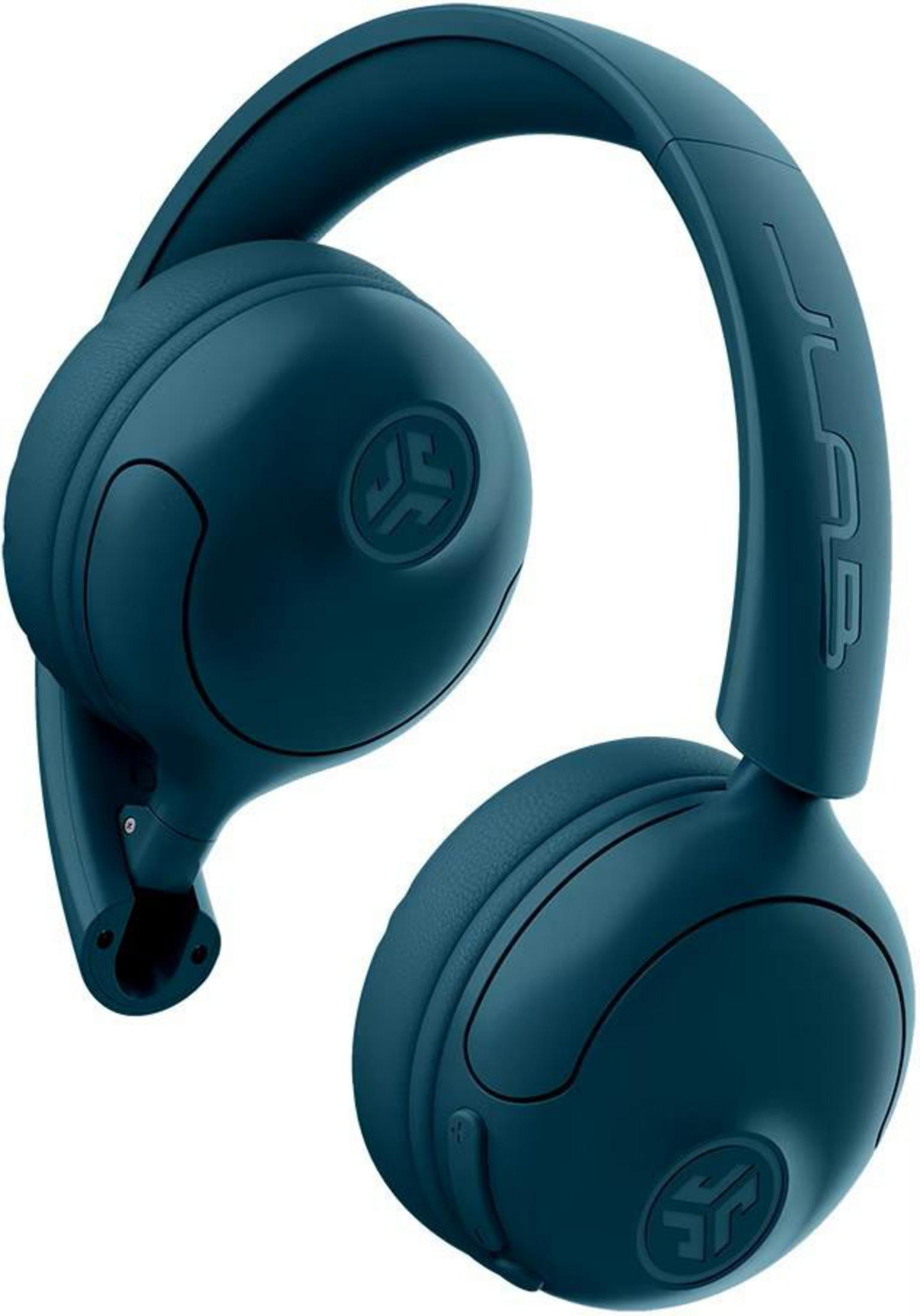 Casque bleu avec logos sur les écouteurs, isolé sur fond blanc.
