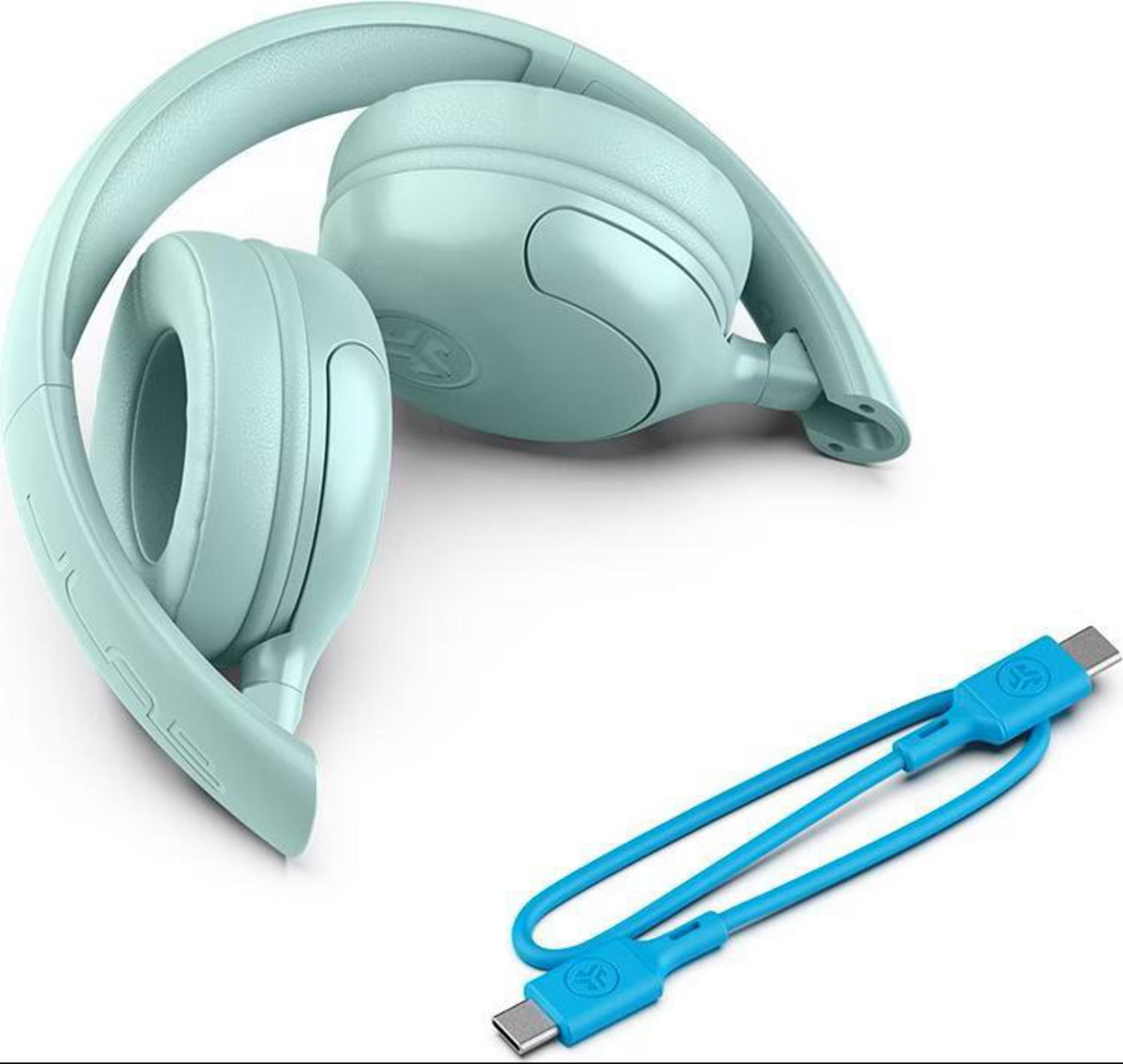 Cuffie azzurro chiaro e cavo USB-C blu su sfondo bianco.