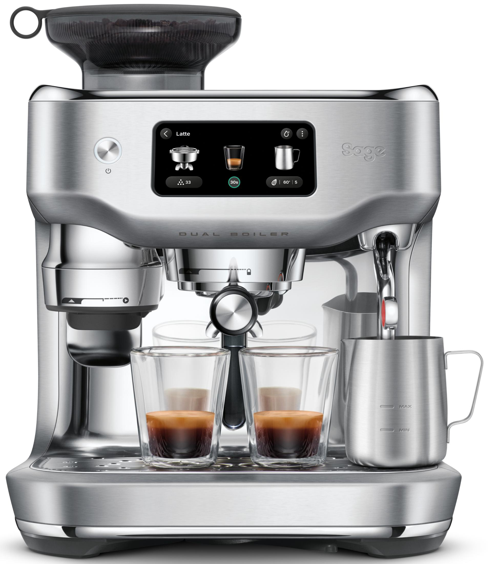 Silberne Espressomaschine mit zwei Gläsern Espresso und einer Milchkanne.