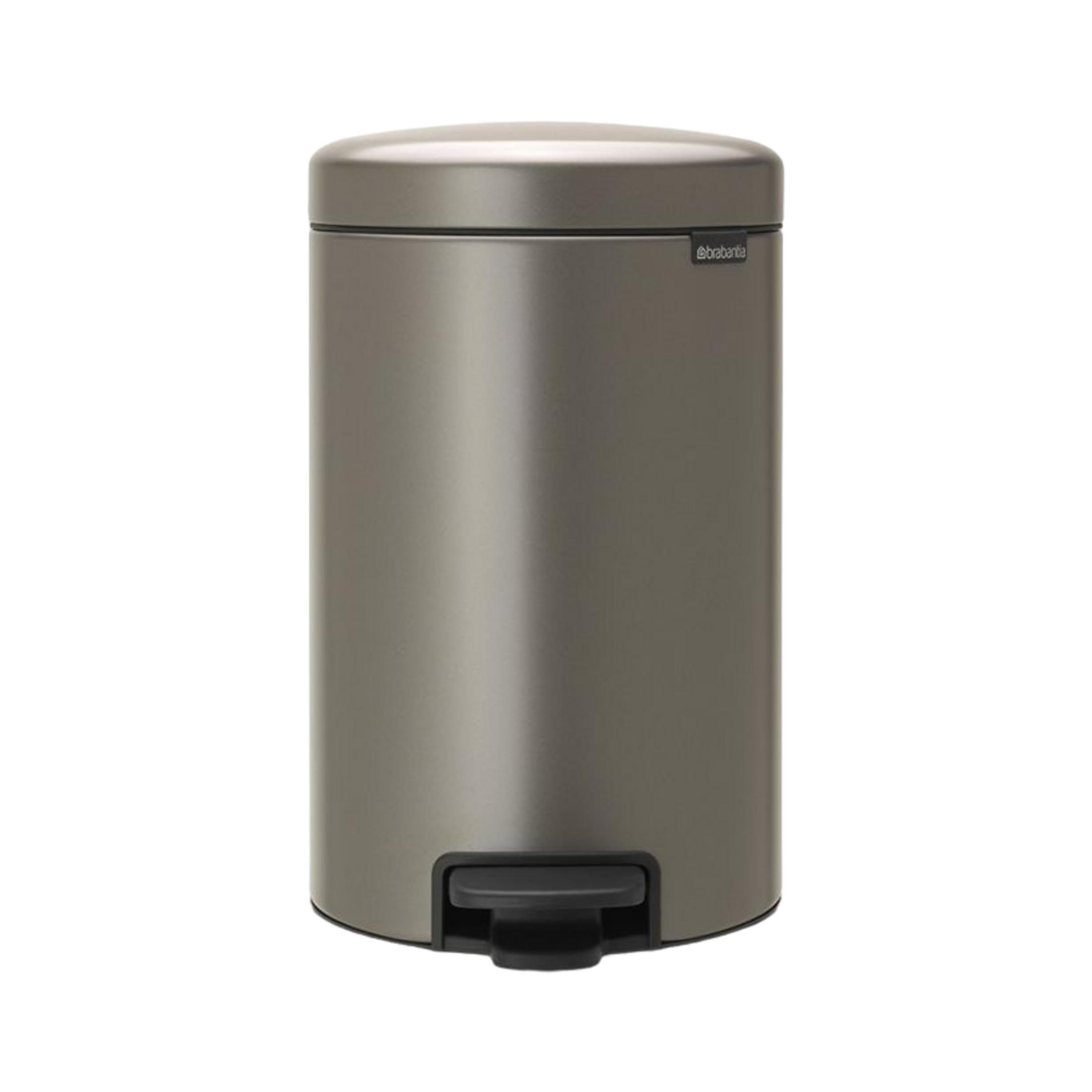 Grijze Brabantia prullenbak met pedaal en deksel, op witte achtergrond.