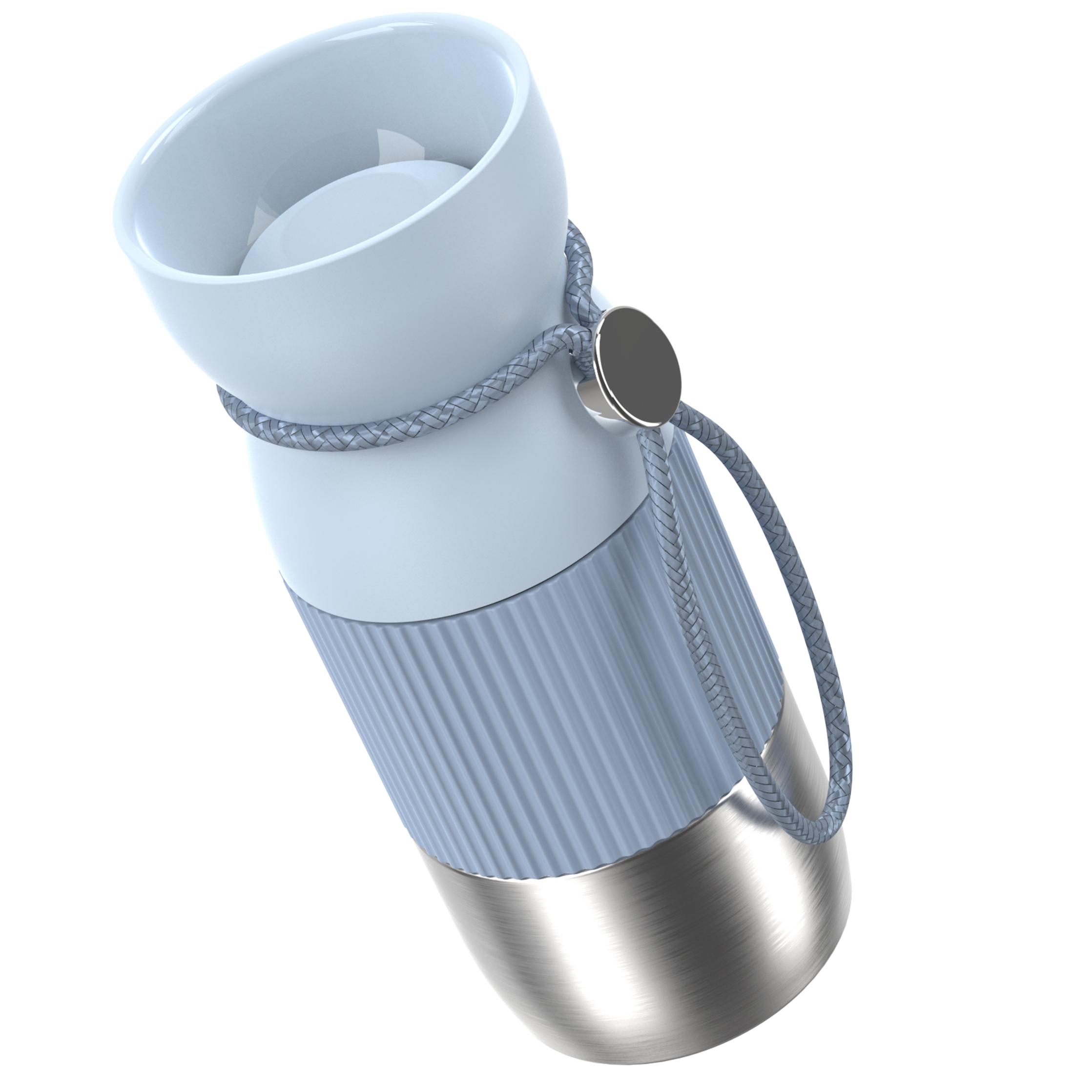 Eine hellblaue Trinkflasche mit silbernem Boden und geflochtenem Band.