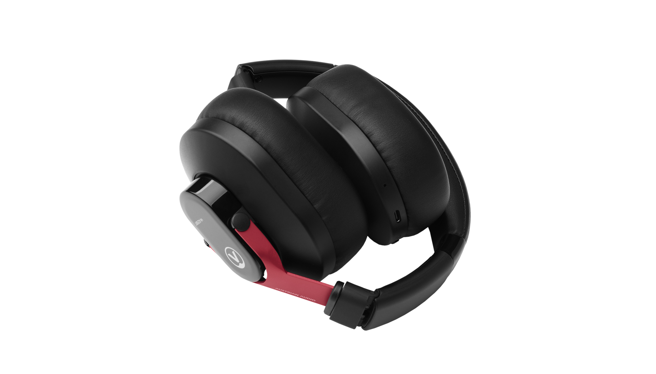 Auriculares negros con detalles rojos y almohadillas acolchadas.