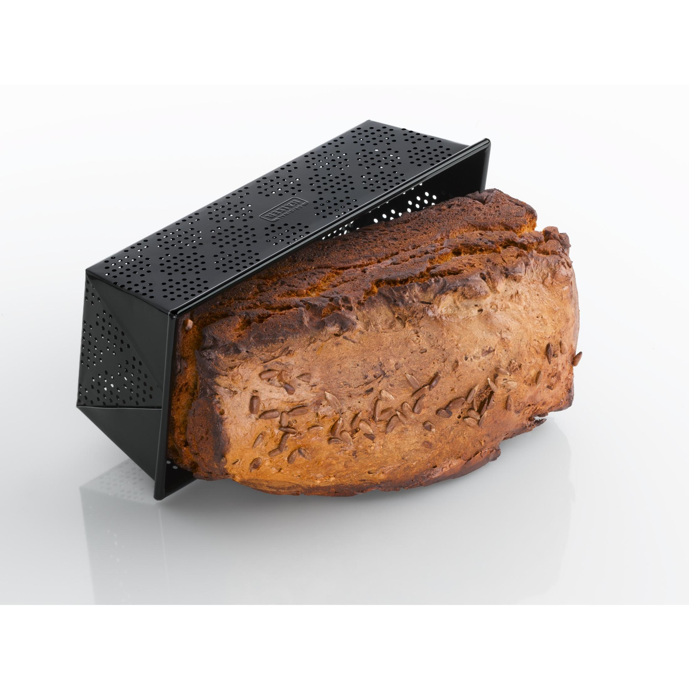 Ein Laib Brot mit Sonnenblumenkernen in einer perforierten schwarzen Brotbackform.