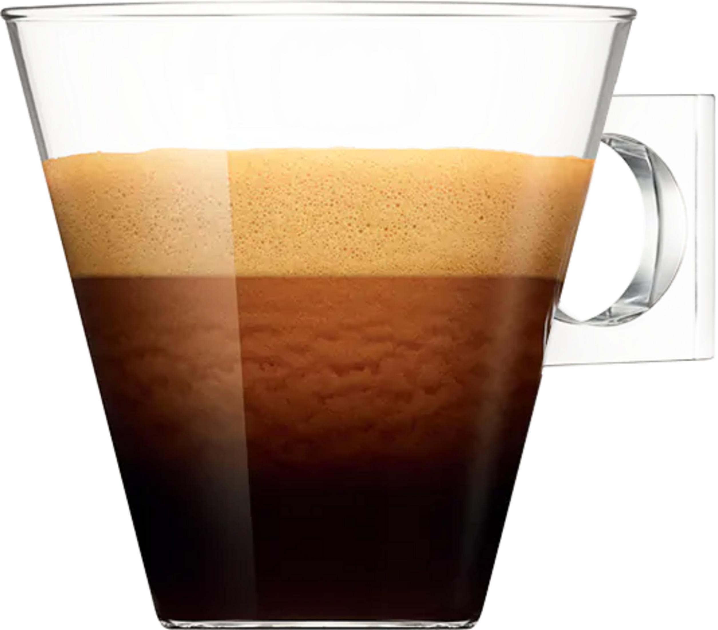Ein Glas Kaffee mit cremigem braunem Schaum auf weißem Hintergrund.