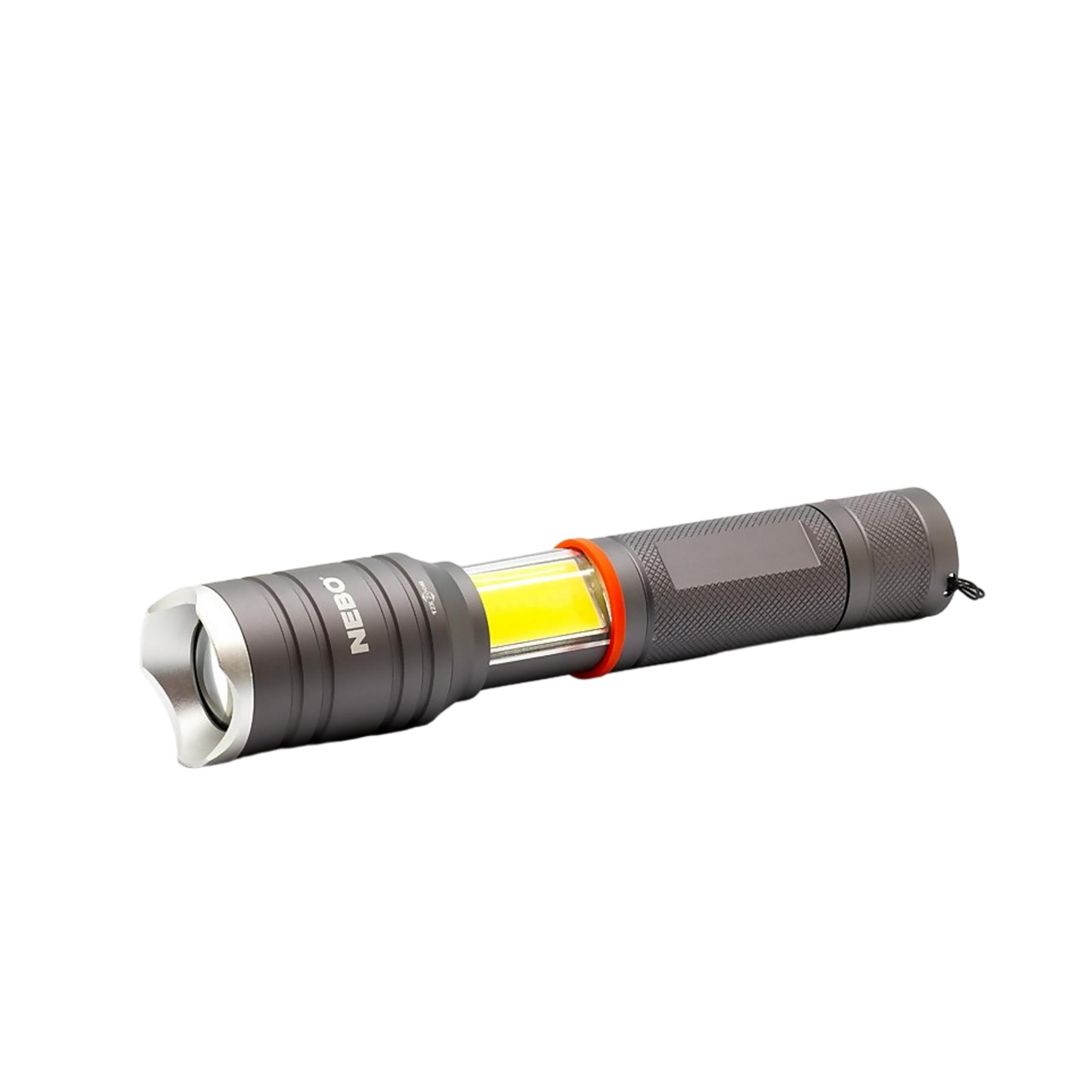 Graue Taschenlampe mit rotem Ring und weißem Licht auf weißem Hintergrund.