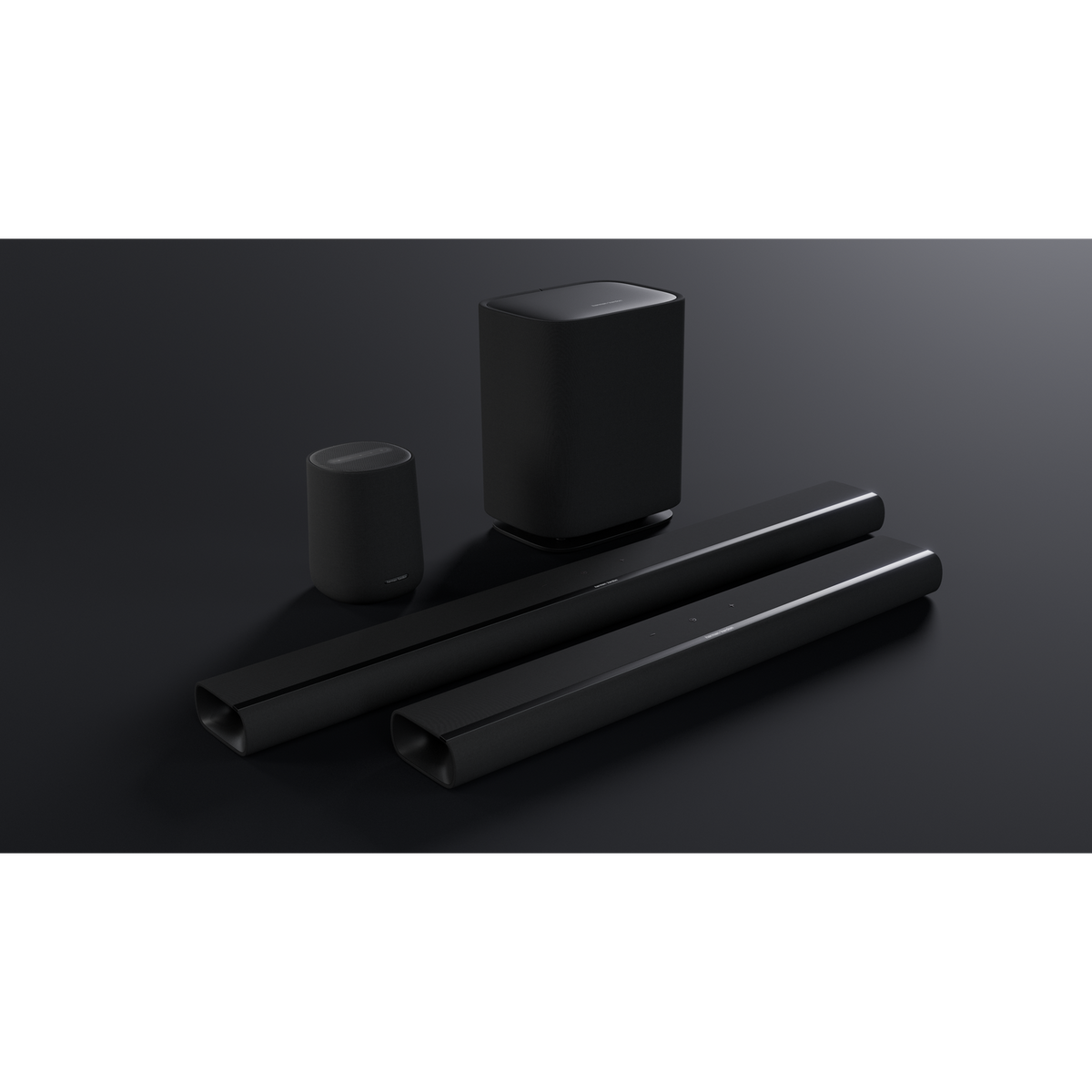 Trzy czarne głośniki: dwie długie listwy dźwiękowe, subwoofer i mniejszy głośnik.