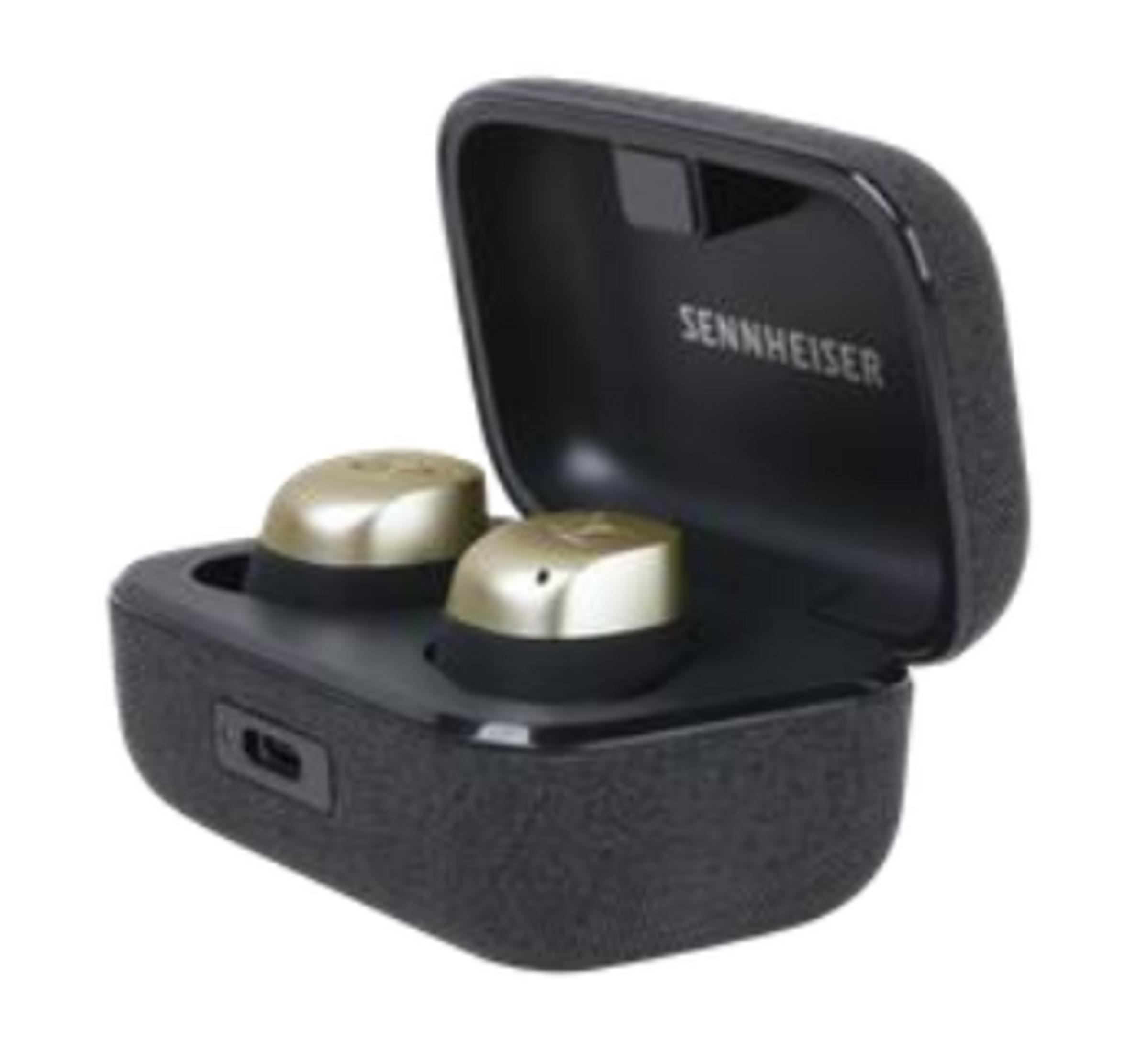 Auricolari Sennheiser dorati in custodia di ricarica nera aperta.