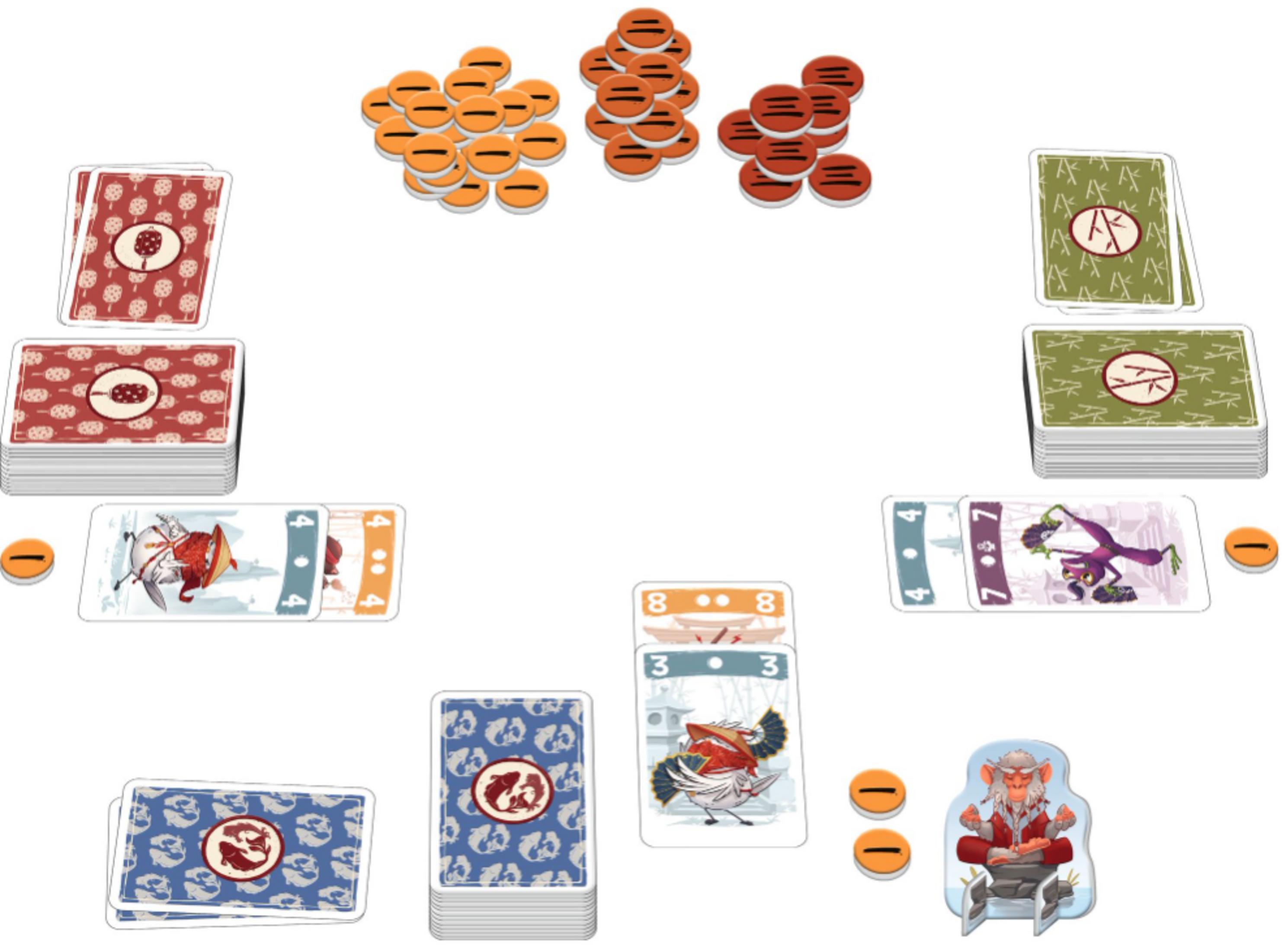 Plancia di gioco con pile di carte, gettoni e pedine su sfondo bianco.
