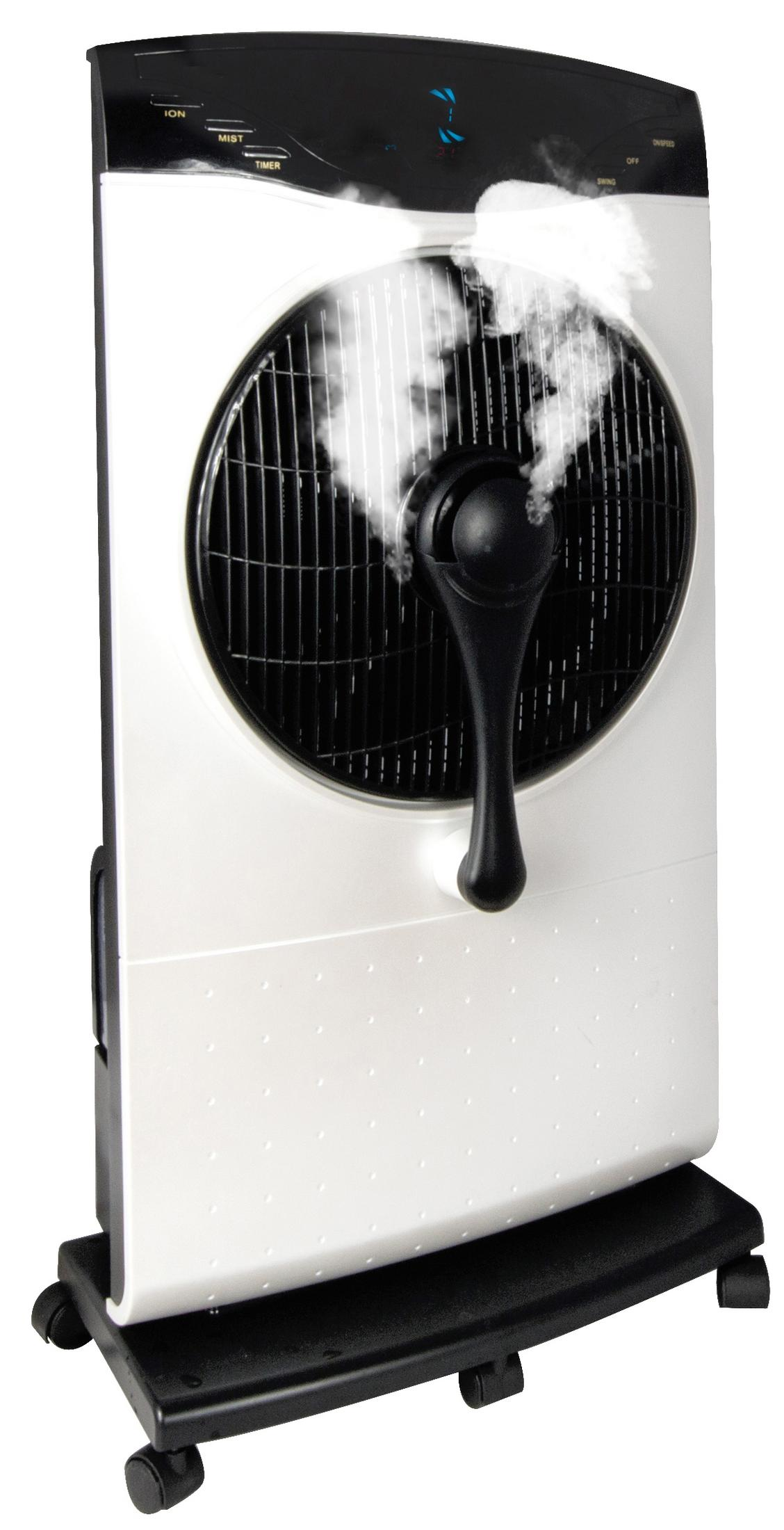 Un refroidisseur d'air blanc avec grille de ventilateur et poignée noirs, émettant de la vapeur.
