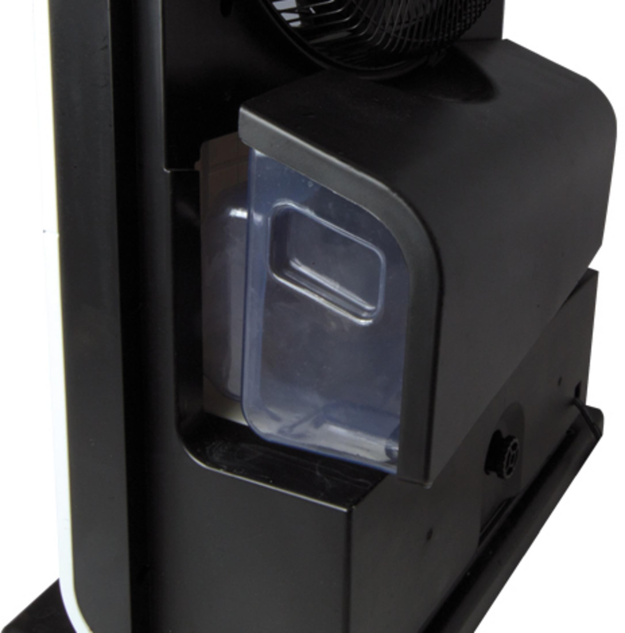 Gros plan d'un ventilateur noir avec un réservoir d'eau transparent.