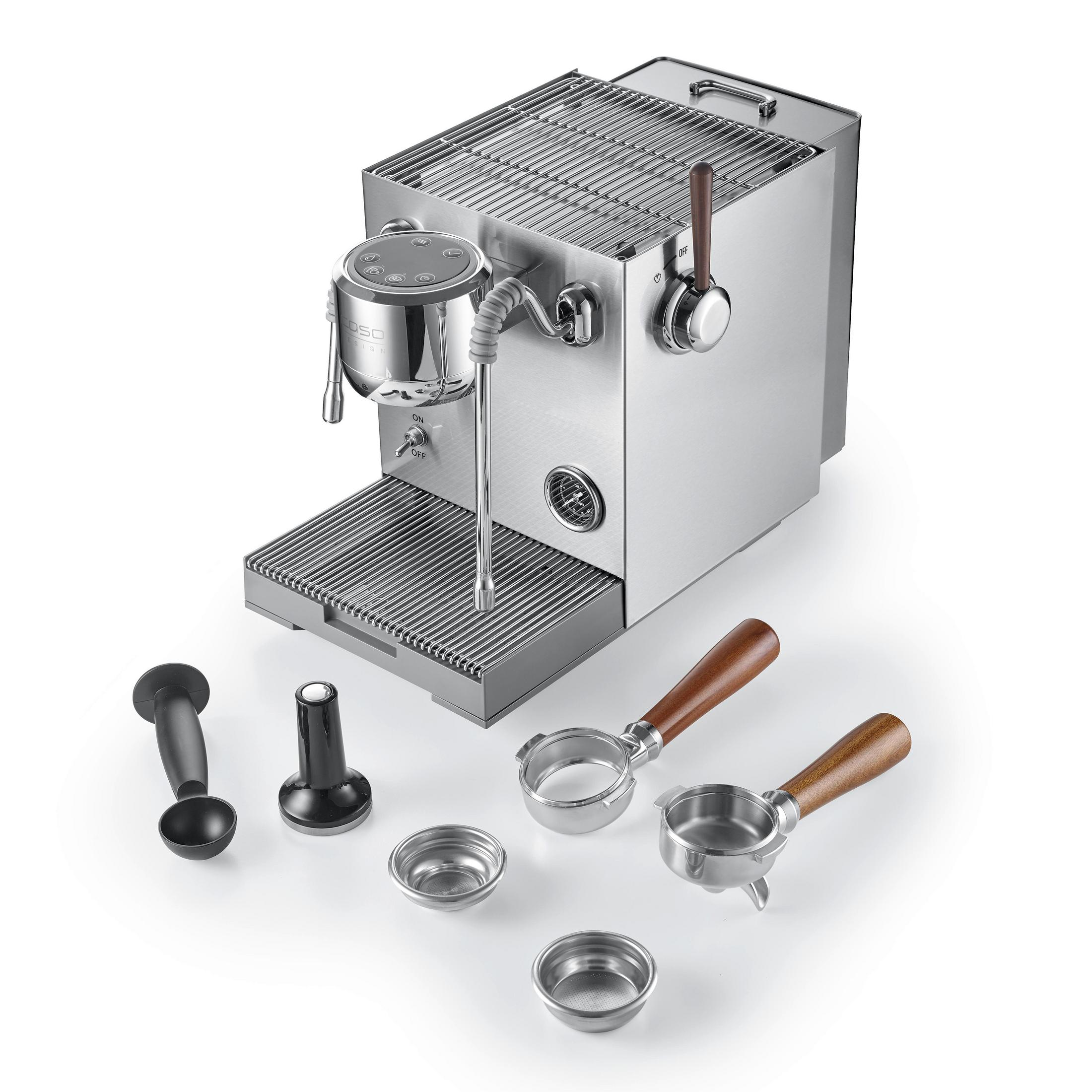Eine silberne Espressomaschine mit Holzgriffen und Zubehör.