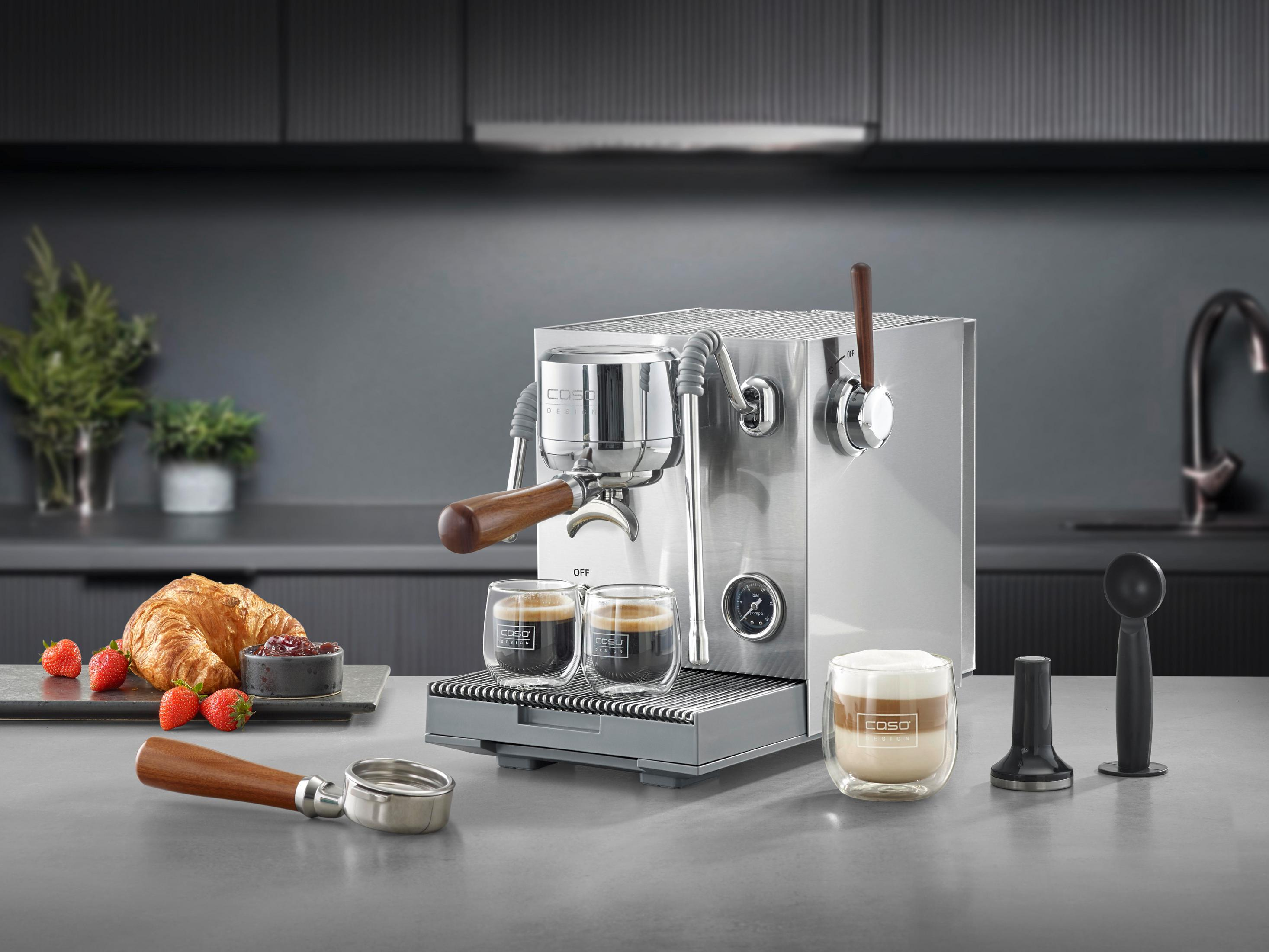 Espressomaschine mit Croissant, Erdbeeren und Kaffee.