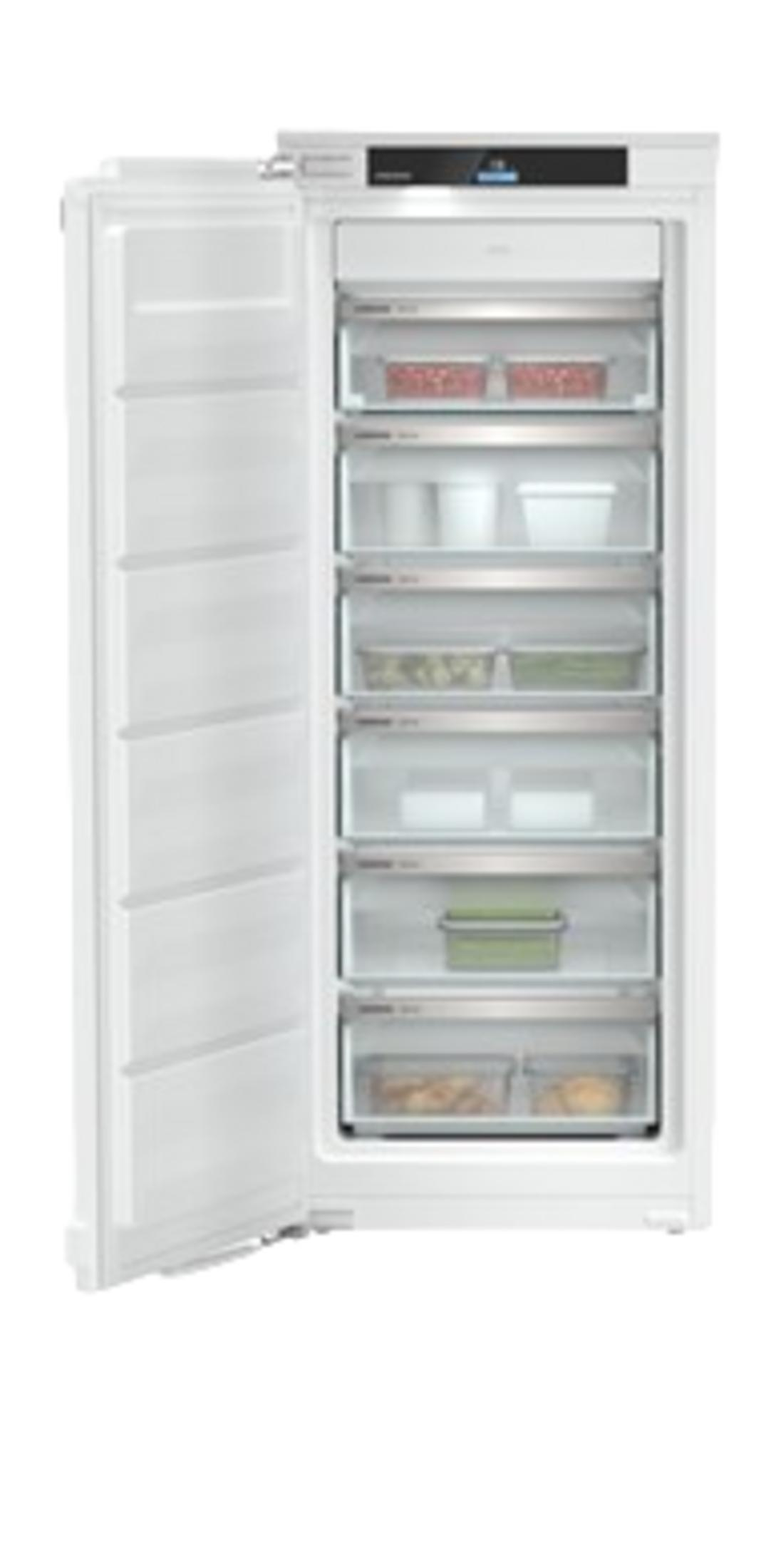Un congelador vertical blanco con la puerta abierta, lleno de alimentos en cajones.