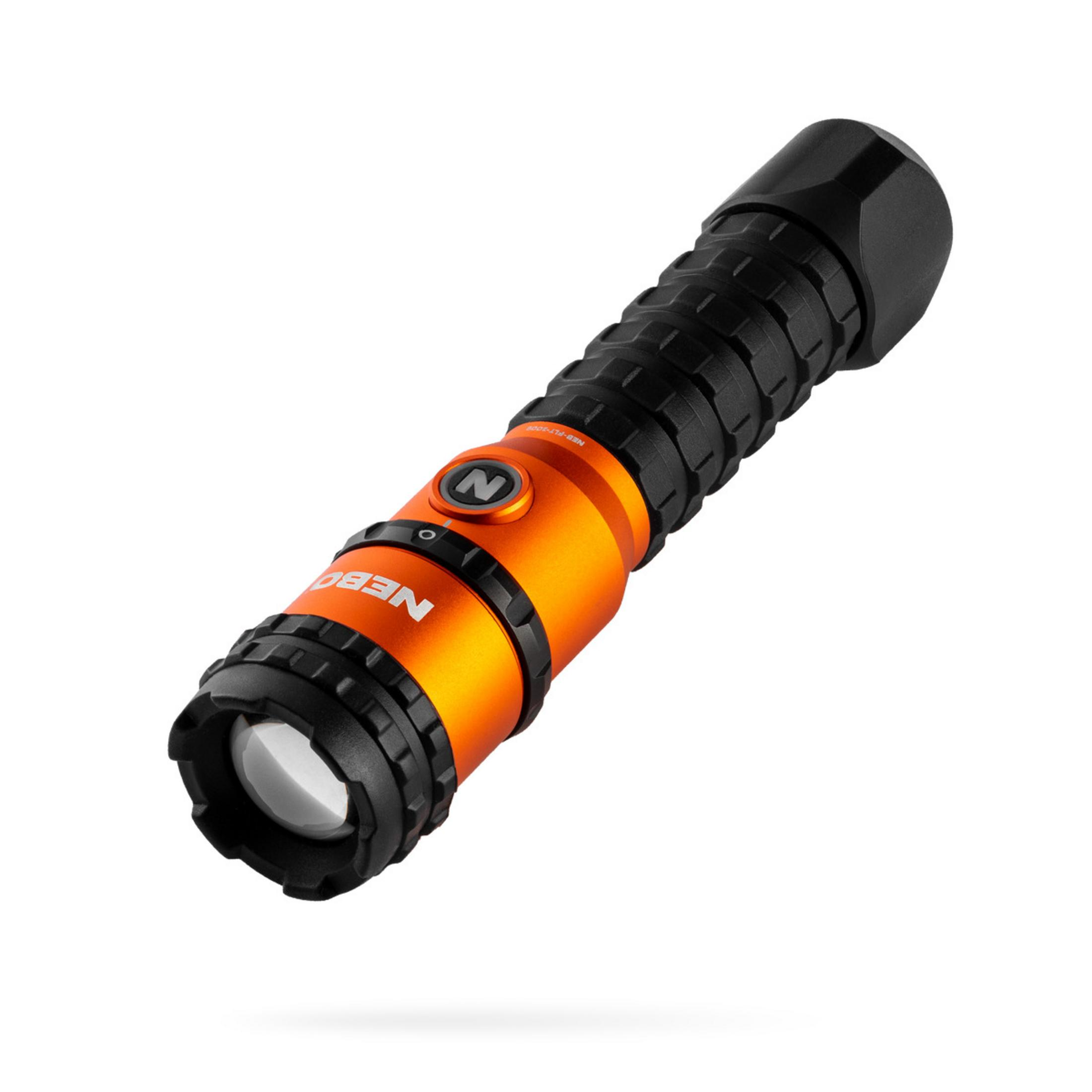 Eine orangefarbene Taschenlampe mit schwarzem Griff und Knopf.