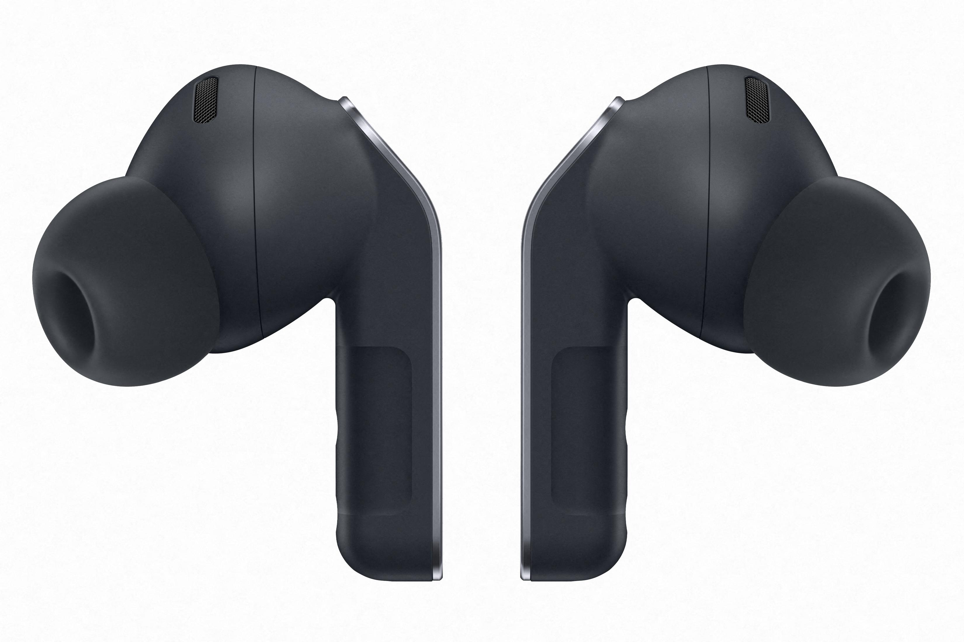 Due auricolari wireless scuri con accenti argentati sono uno accanto all'altro.