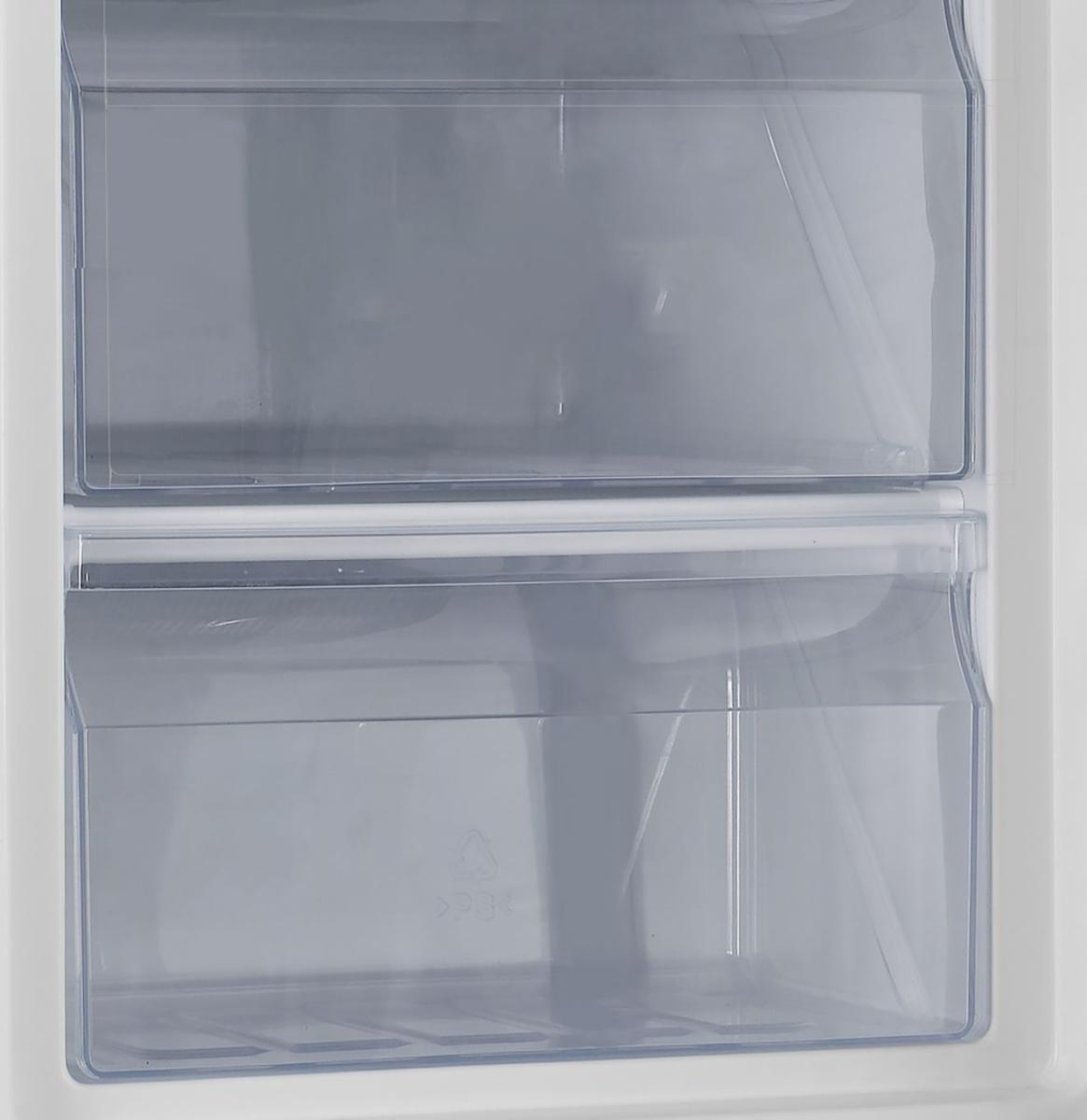 Zwei transparente Kühlschubladen übereinander in einem weißen Kühlschrank.