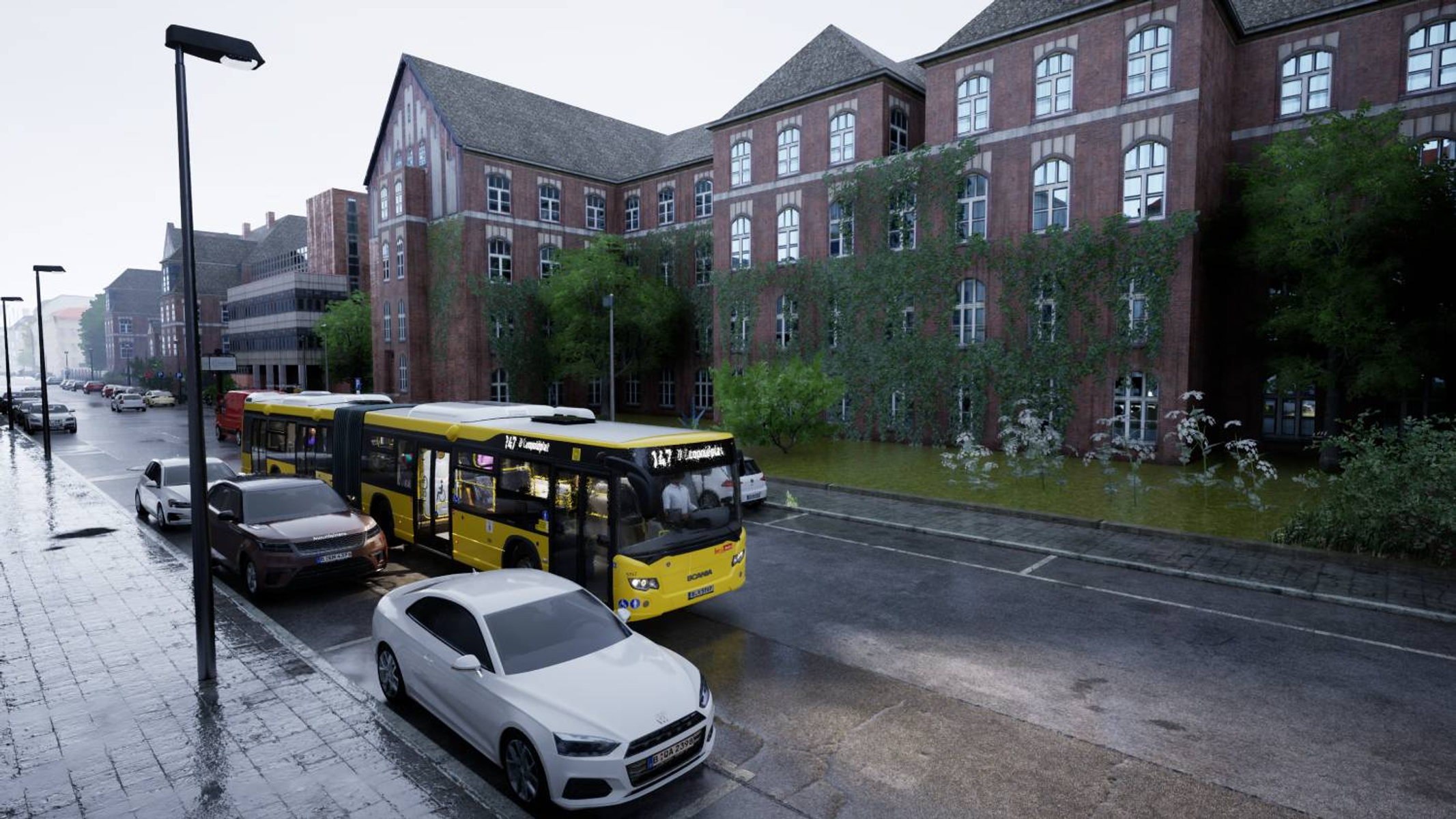 Żółty autobus przegubowy jedzie mokrą ulicą obok starych budynków z cegły.