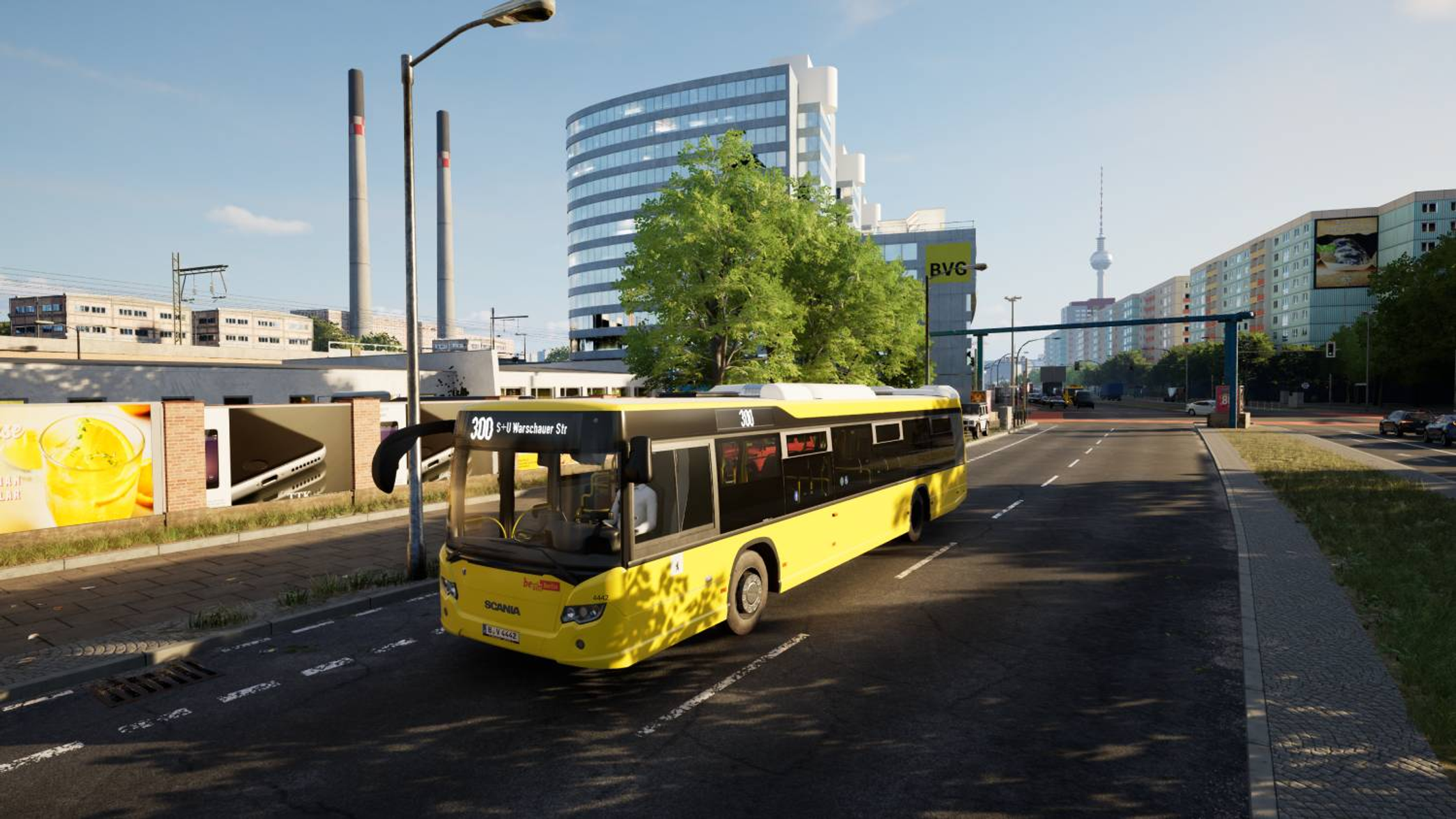 Żółty autobus BVG jedzie ulicą miasta, z budynkami i obiektami przemysłowymi w tle.