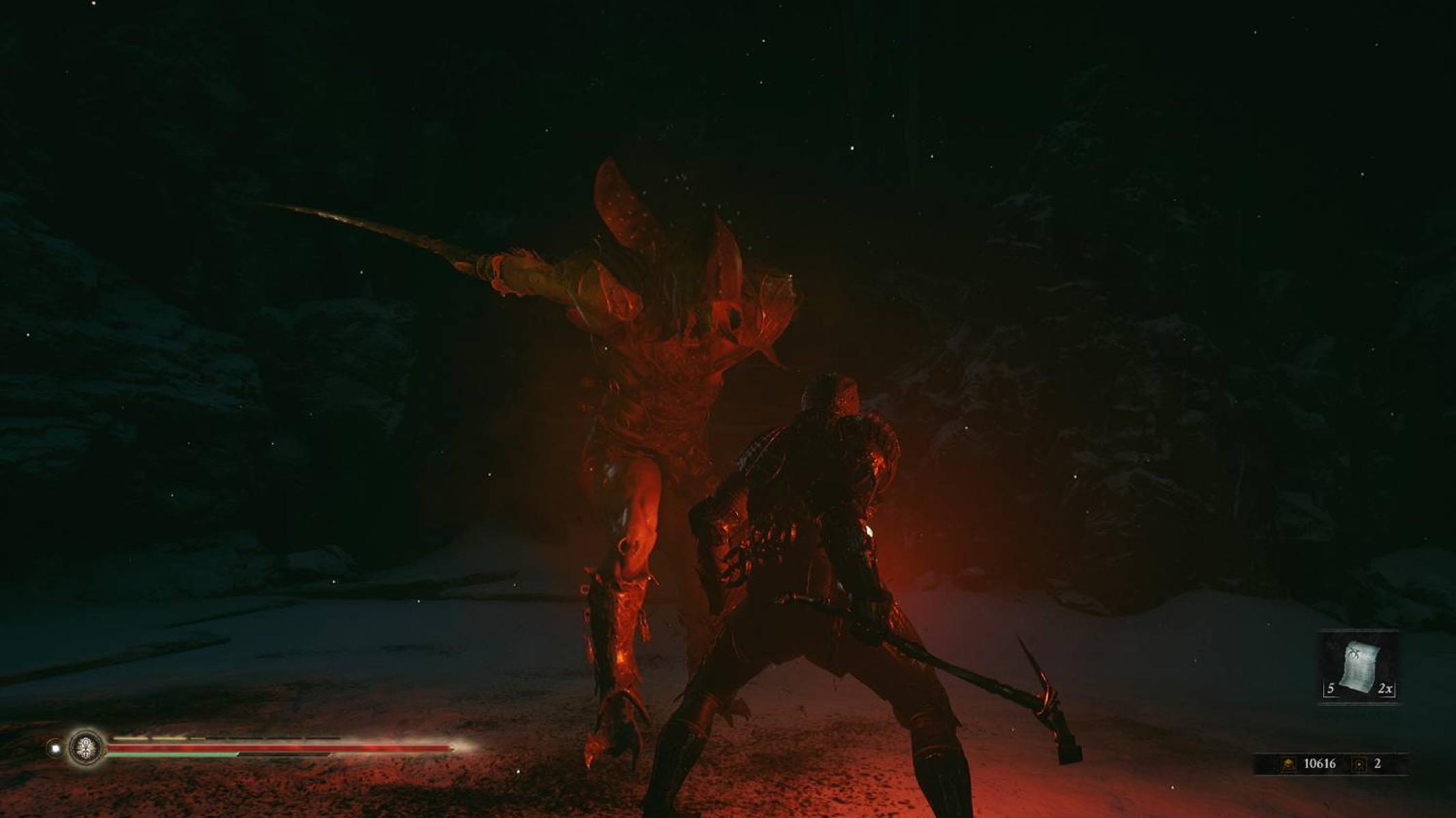 Un guerriero combatte un grande demone rosso in un ambiente oscuro e innevato.