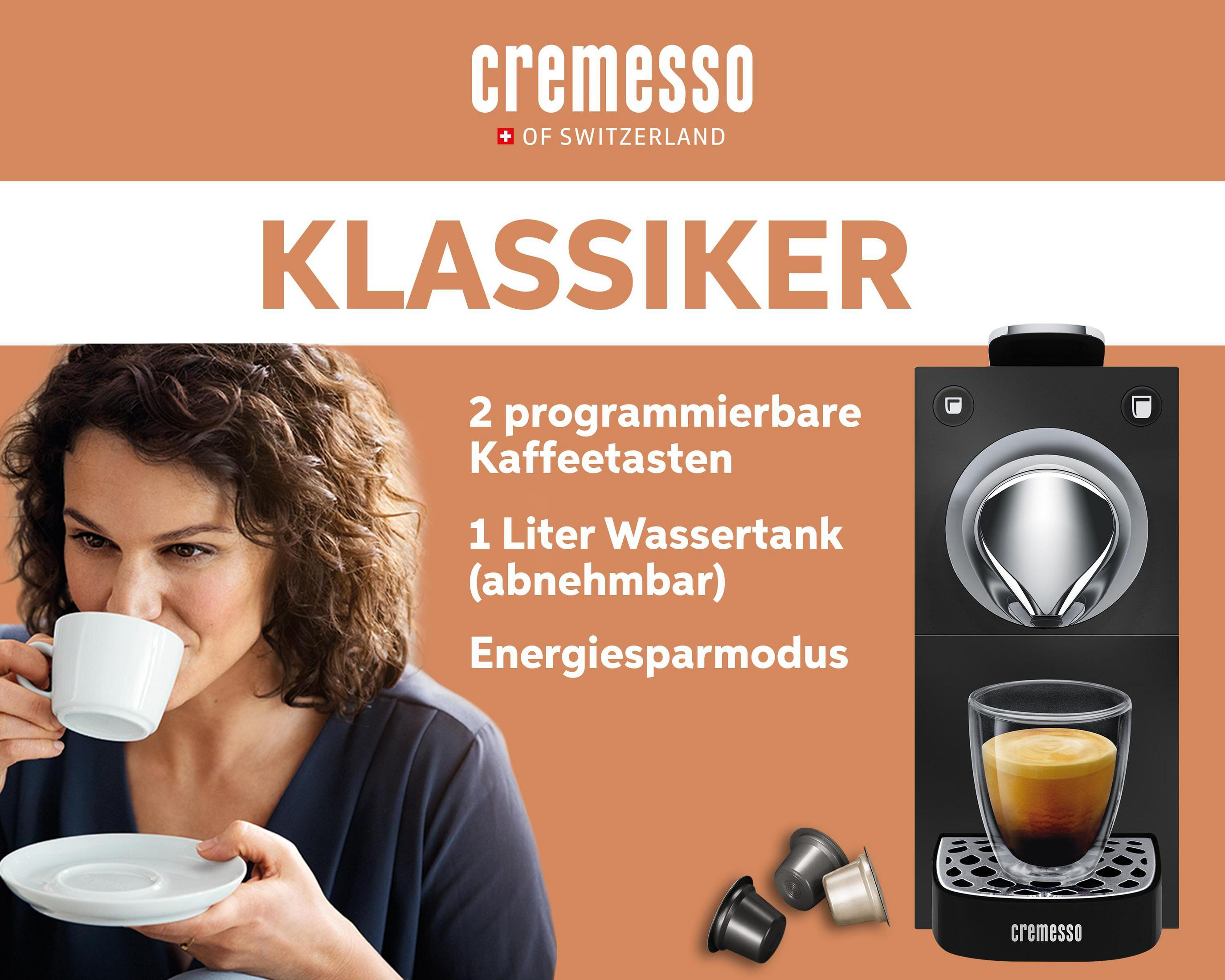 Eine Frau trinkt Kaffee aus einer weißen Tasse. Daneben eine Kaffeemaschine.