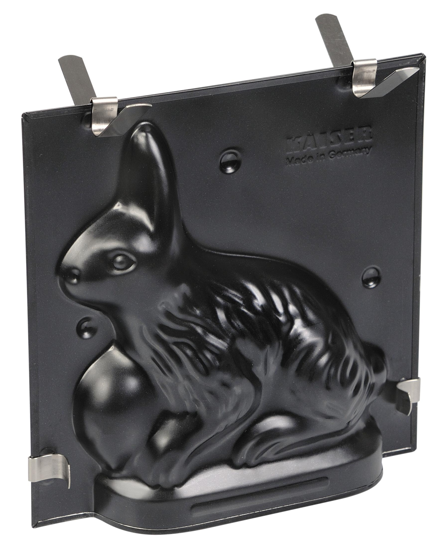 Schwarze Hasenform aus Metall mit Clips, geprägt mit Kaiser und Made in Germany.