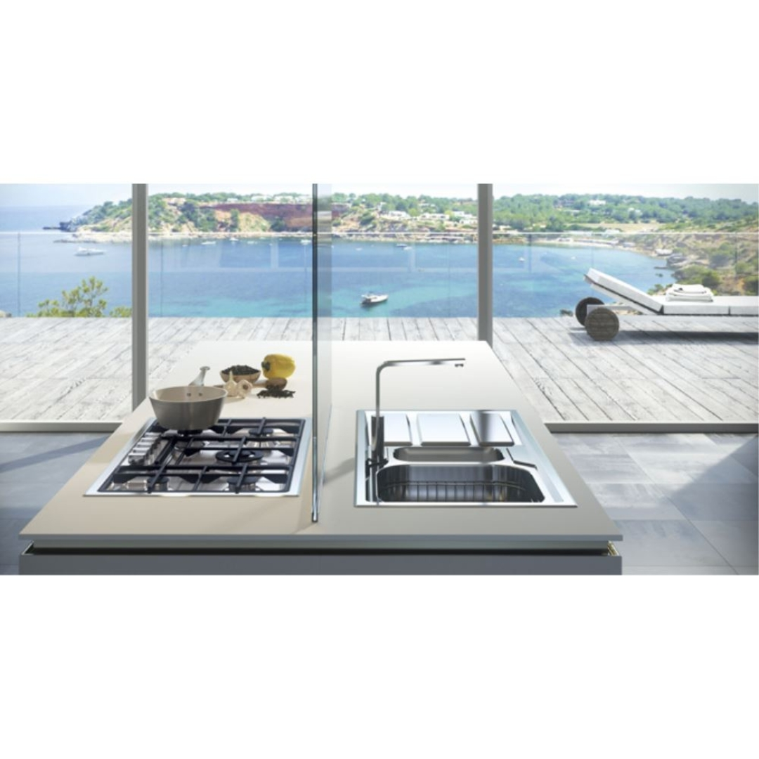 Cucina moderna con vista sul mare, con piano cottura a gas e lavello.
