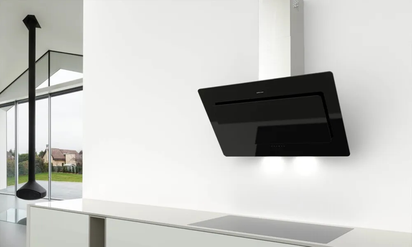 Cappa aspirante nera sopra un bancone in una cucina moderna.