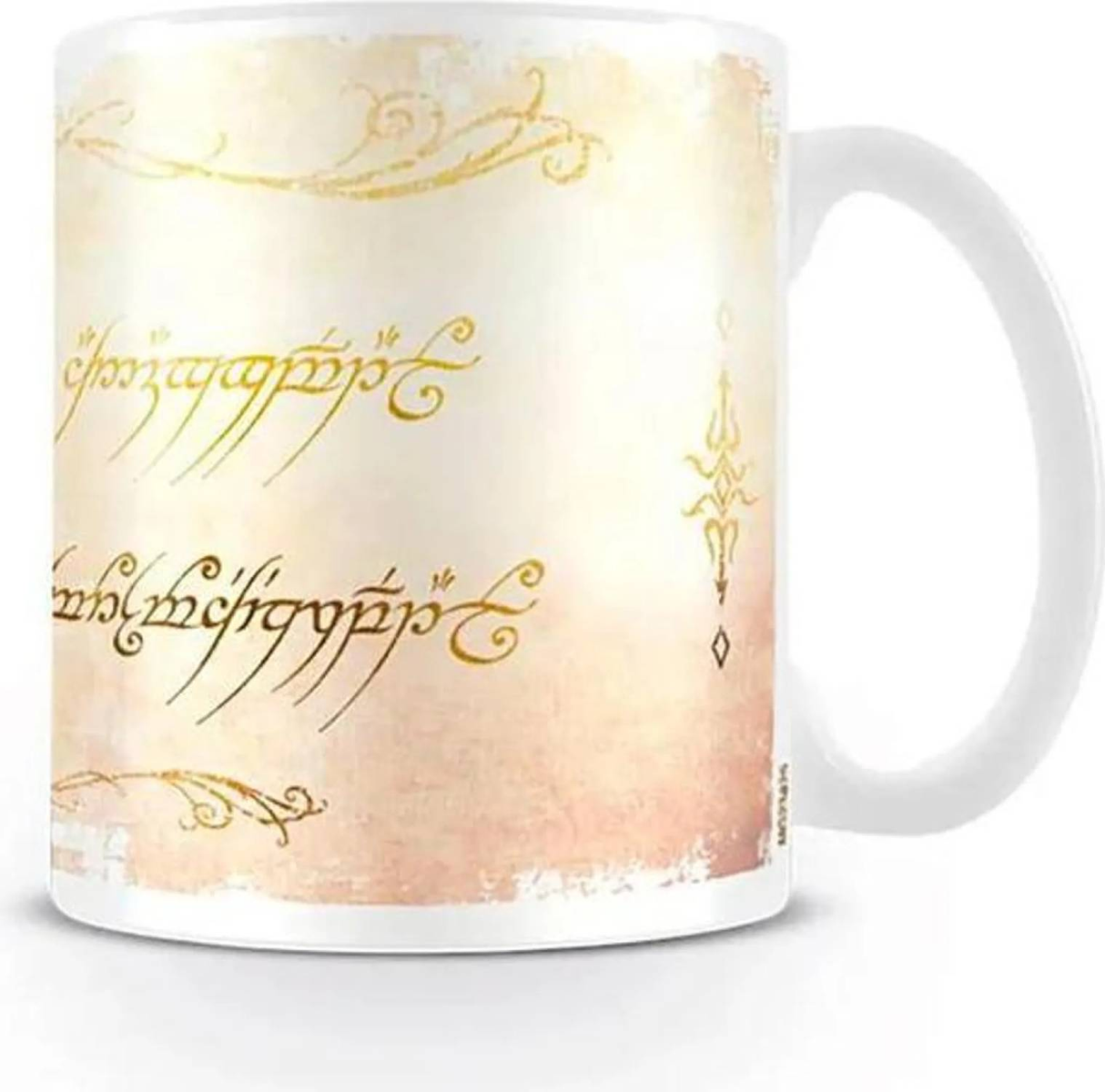 Taza blanca con escritura dorada y adornos sobre fondo crema.