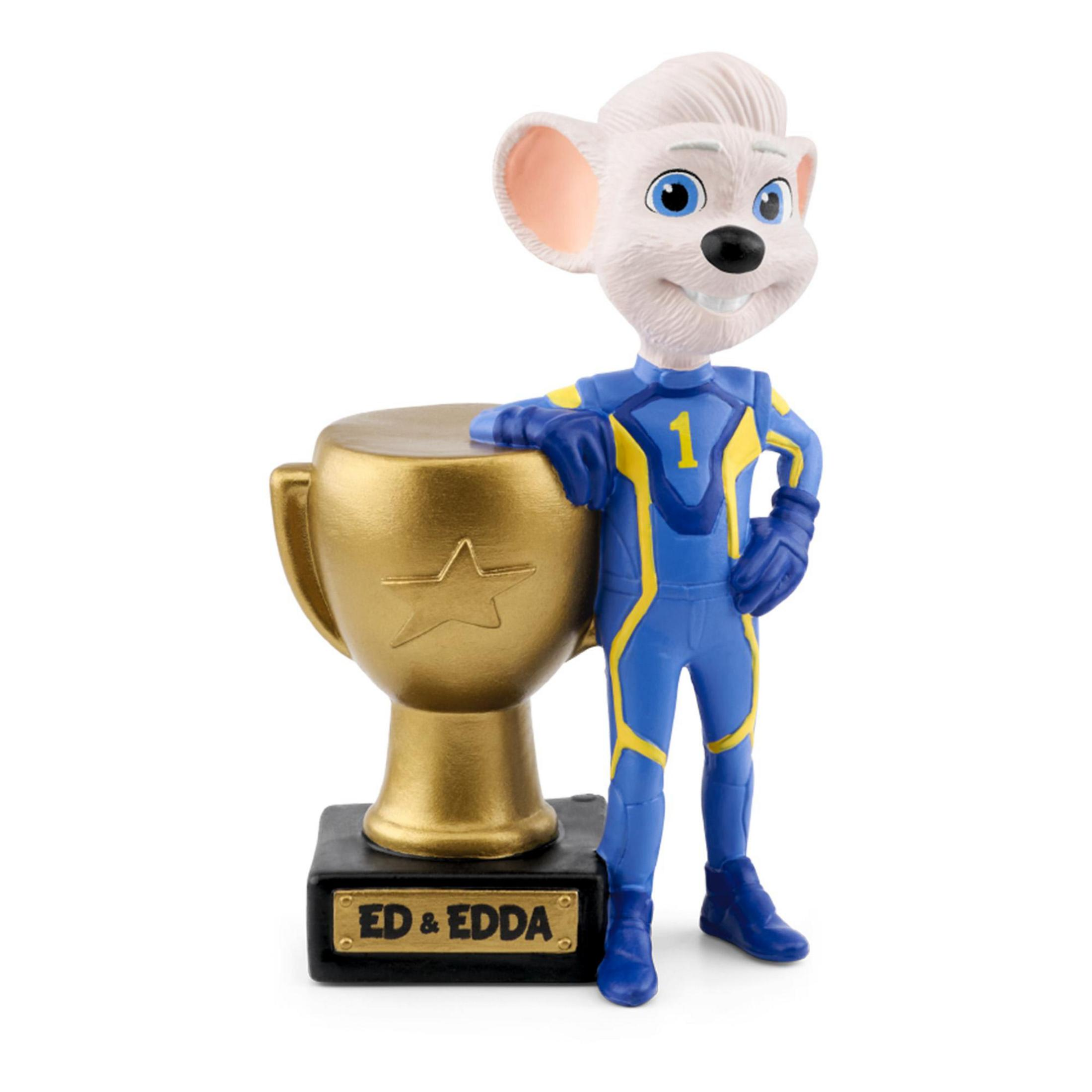 Eine Mausfigur im blauen Rennanzug mit gelben Streifen steht neben einem goldenen Pokal.