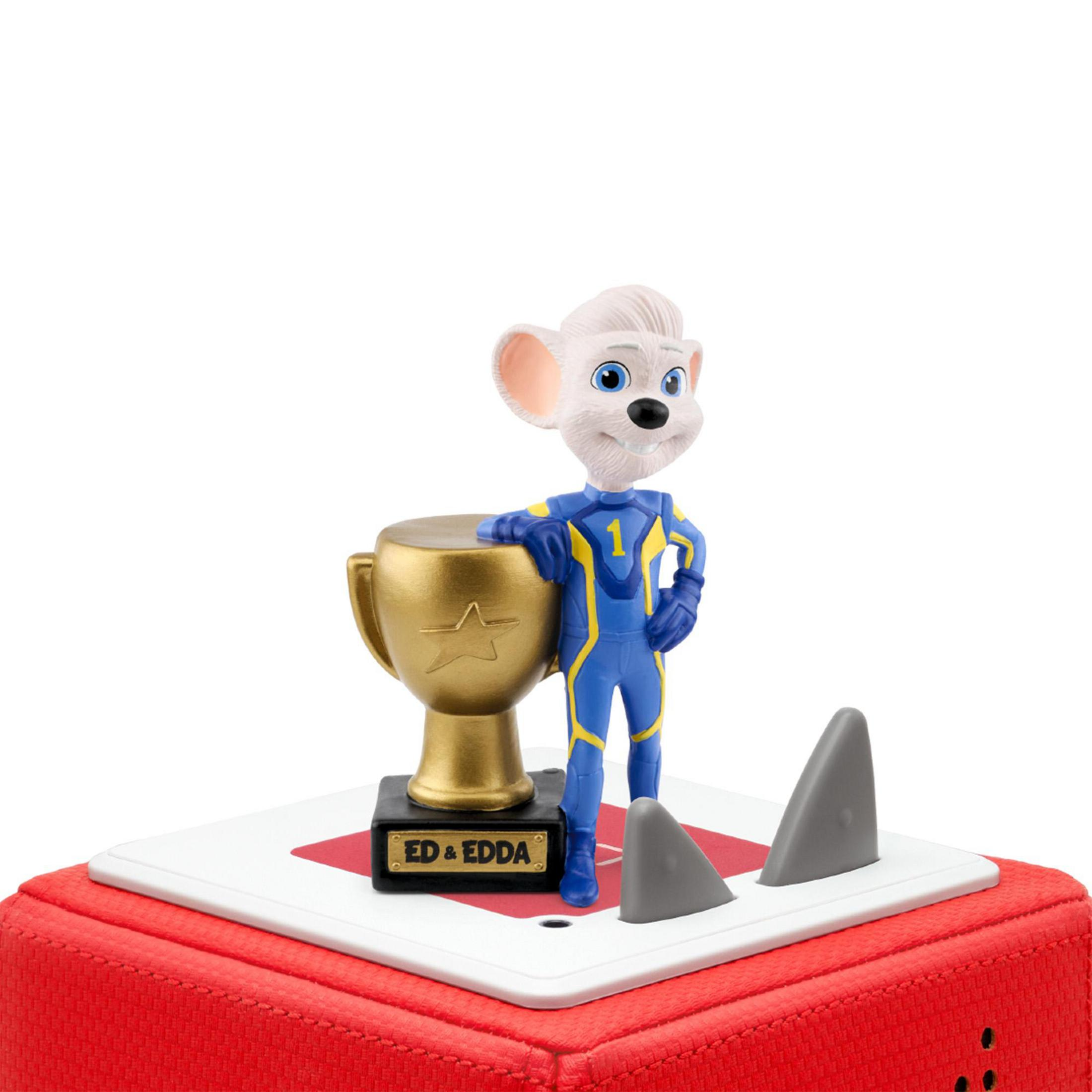 Eine Mausfigur im Rennanzug steht neben einer goldenen Trophäe auf einer roten Basis.