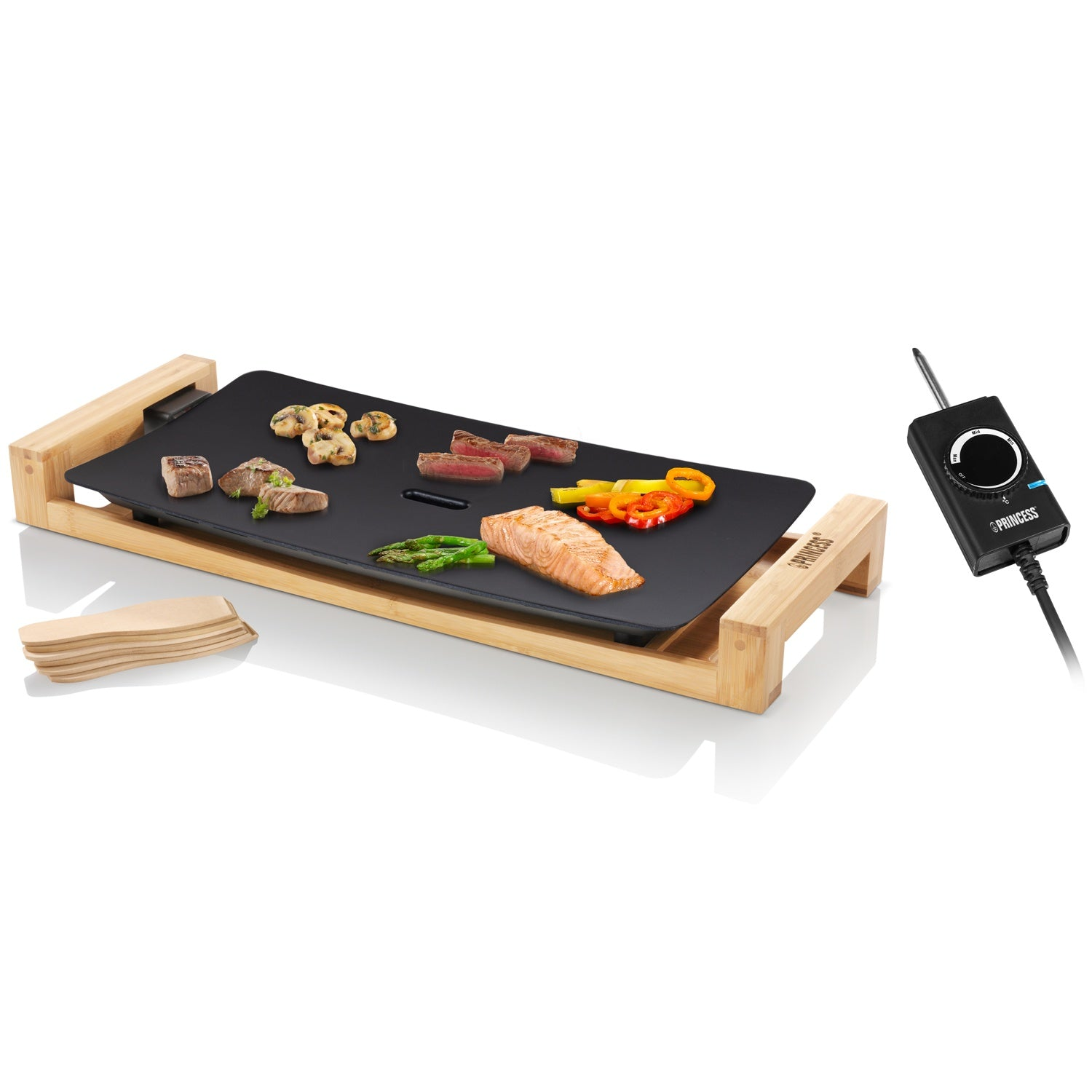 Una piastra per grigliate con cornice in legno, con carne, pesce, funghi e peperoni.