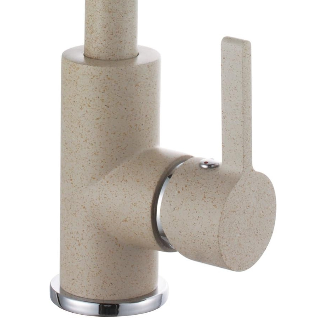 Un rubinetto da cucina beige con leva e accenti cromati su sfondo bianco.