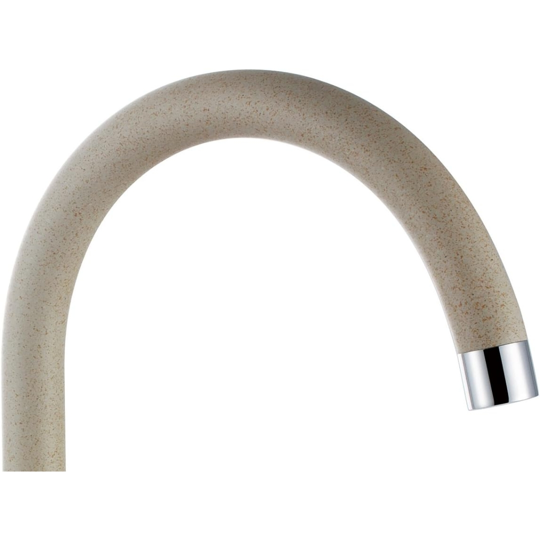 Un beccuccio per rubinetto da cucina beige con punta cromata, su sfondo bianco.