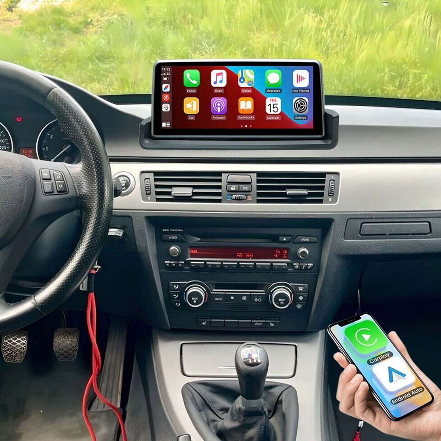 Wnętrze samochodu z ekranem dotykowym i smartfonem.