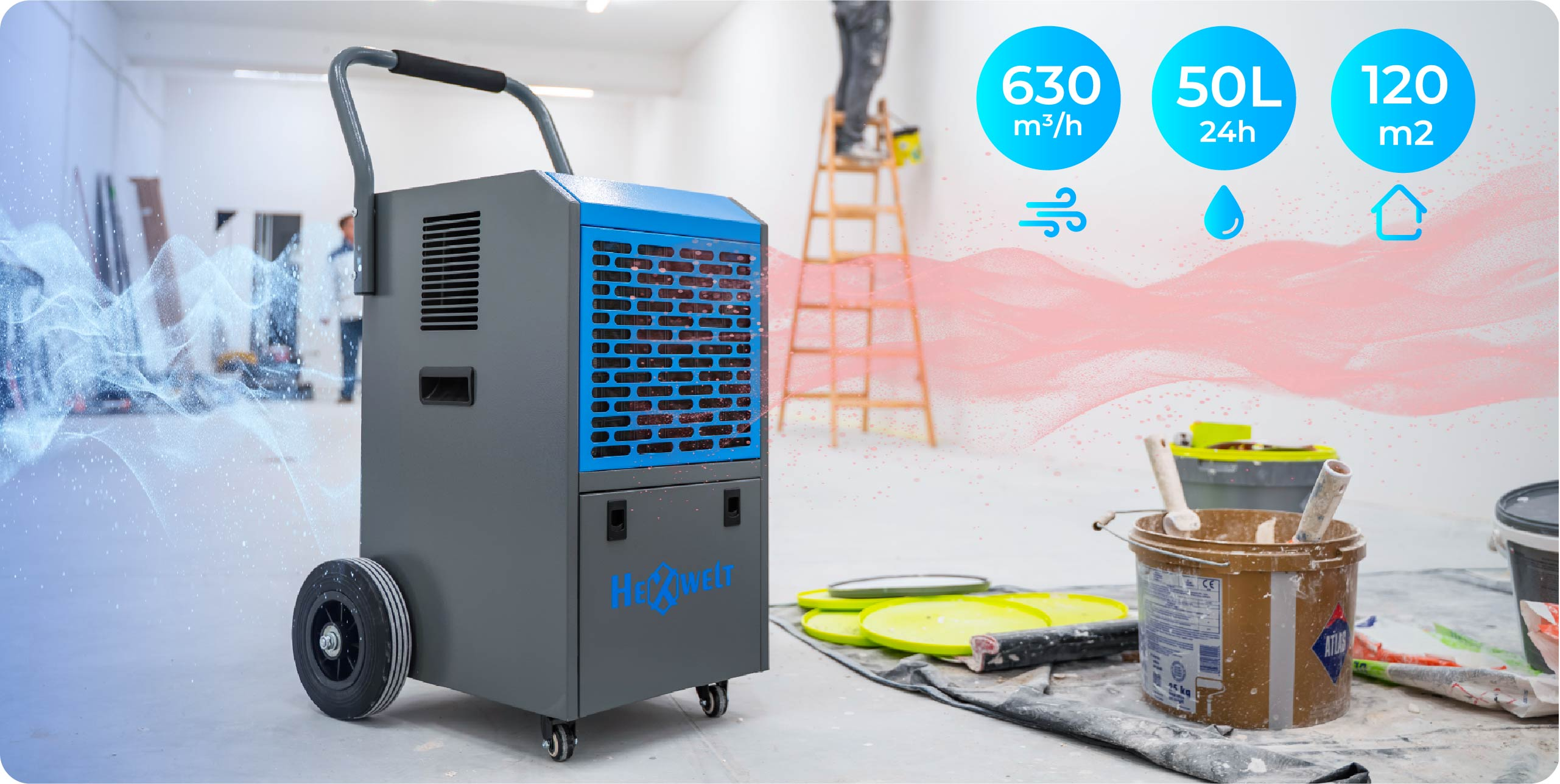 Osuszacz powietrza w pomieszczeniu z materiałami malarskimi i drabiną.