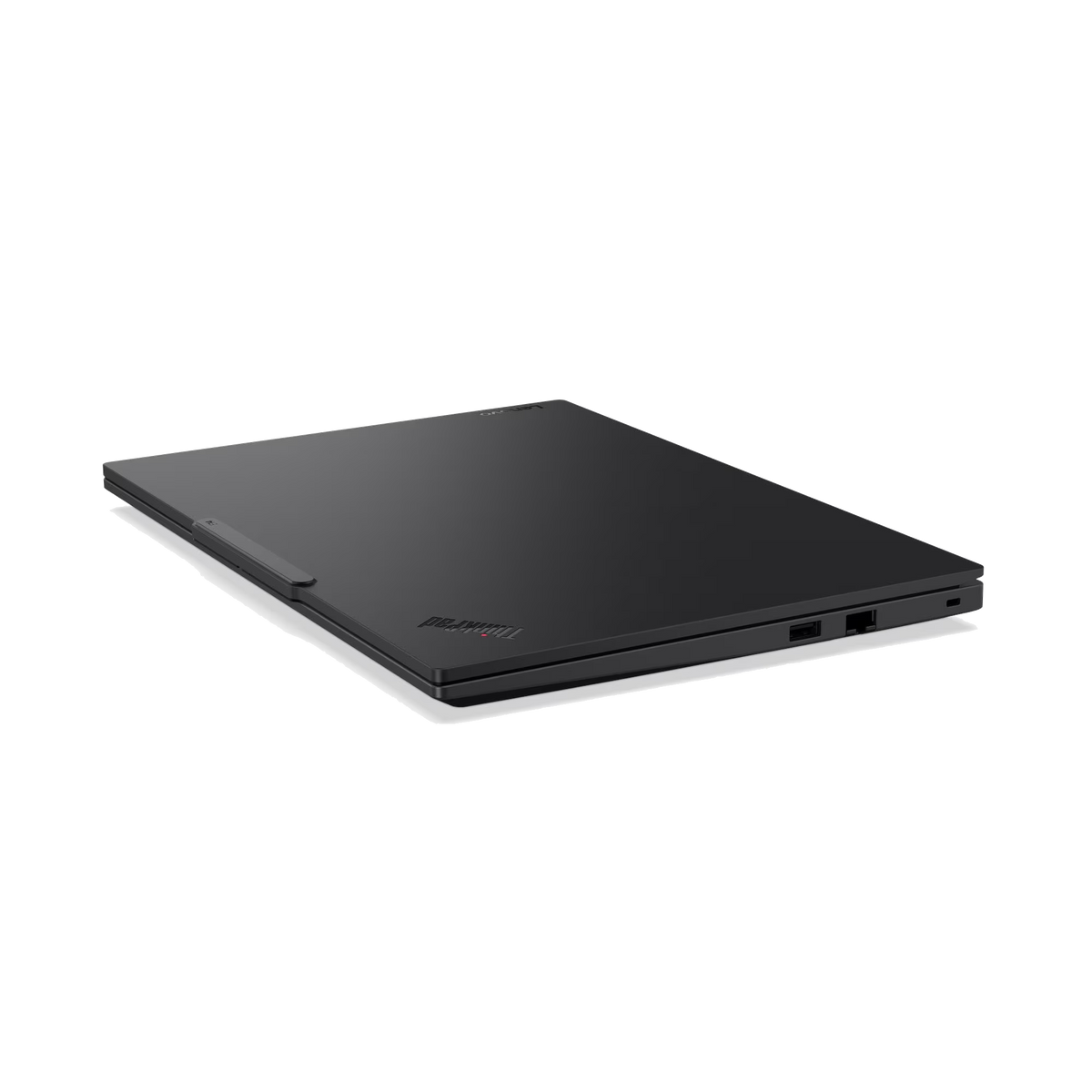 Un portátil negro cerrado con logo ThinkPad en la tapa.