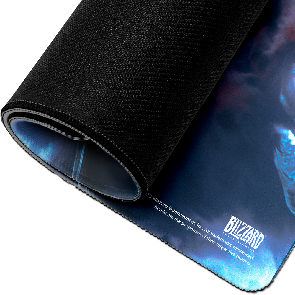 Schwarze Mousepad-Rückseite mit Blizzard-Logo und Text.