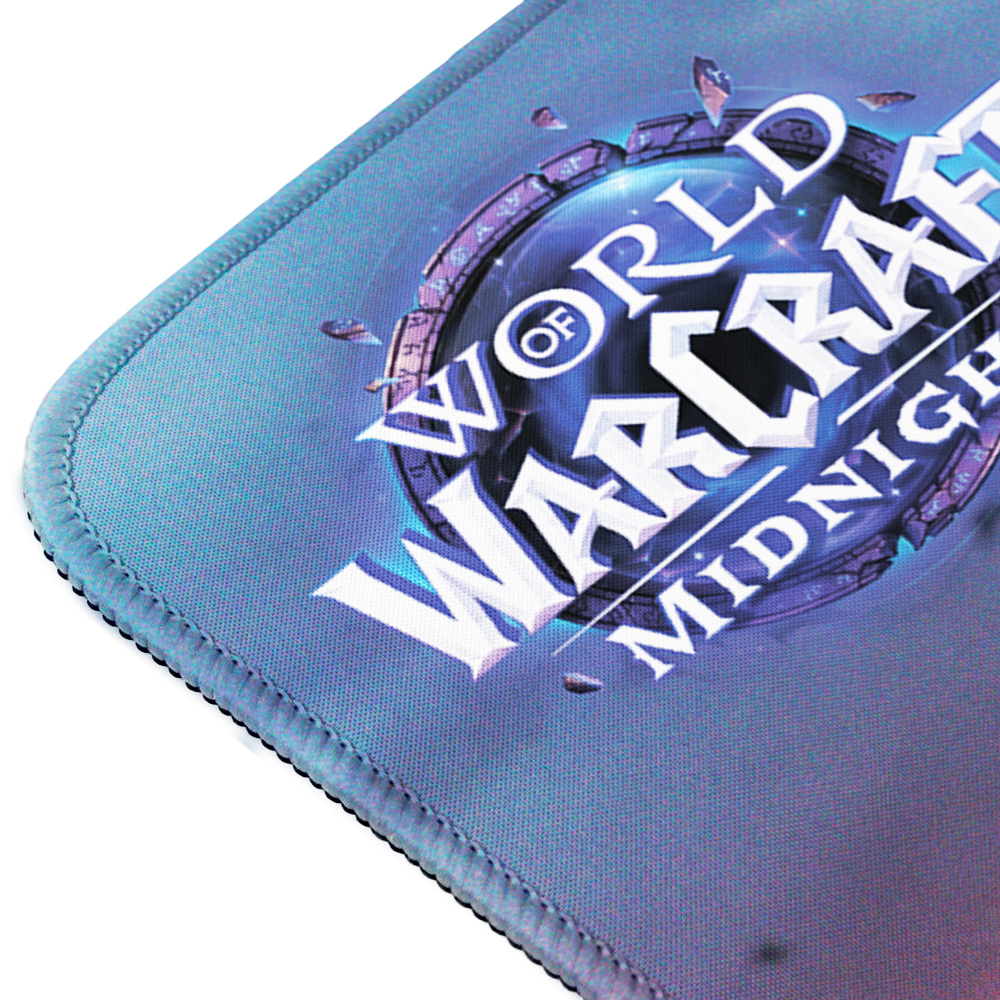 World of Warcraft Schriftzug auf einer Mausmatte, blau-lila Hintergrund.