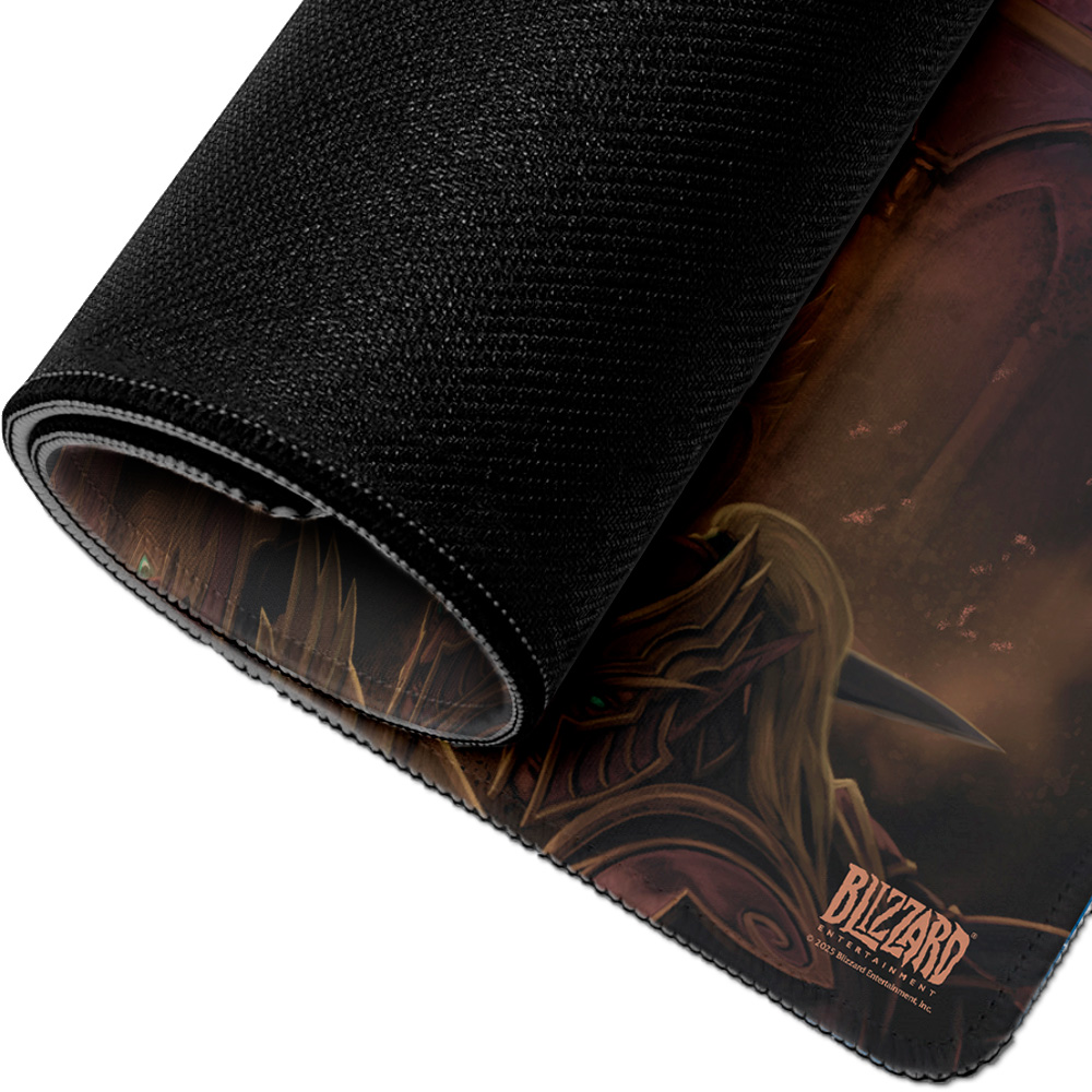 Schwarze Gummirückseite einer Mousepadrolle mit einer Fantasy-Figur und dem Blizzard-Logo.