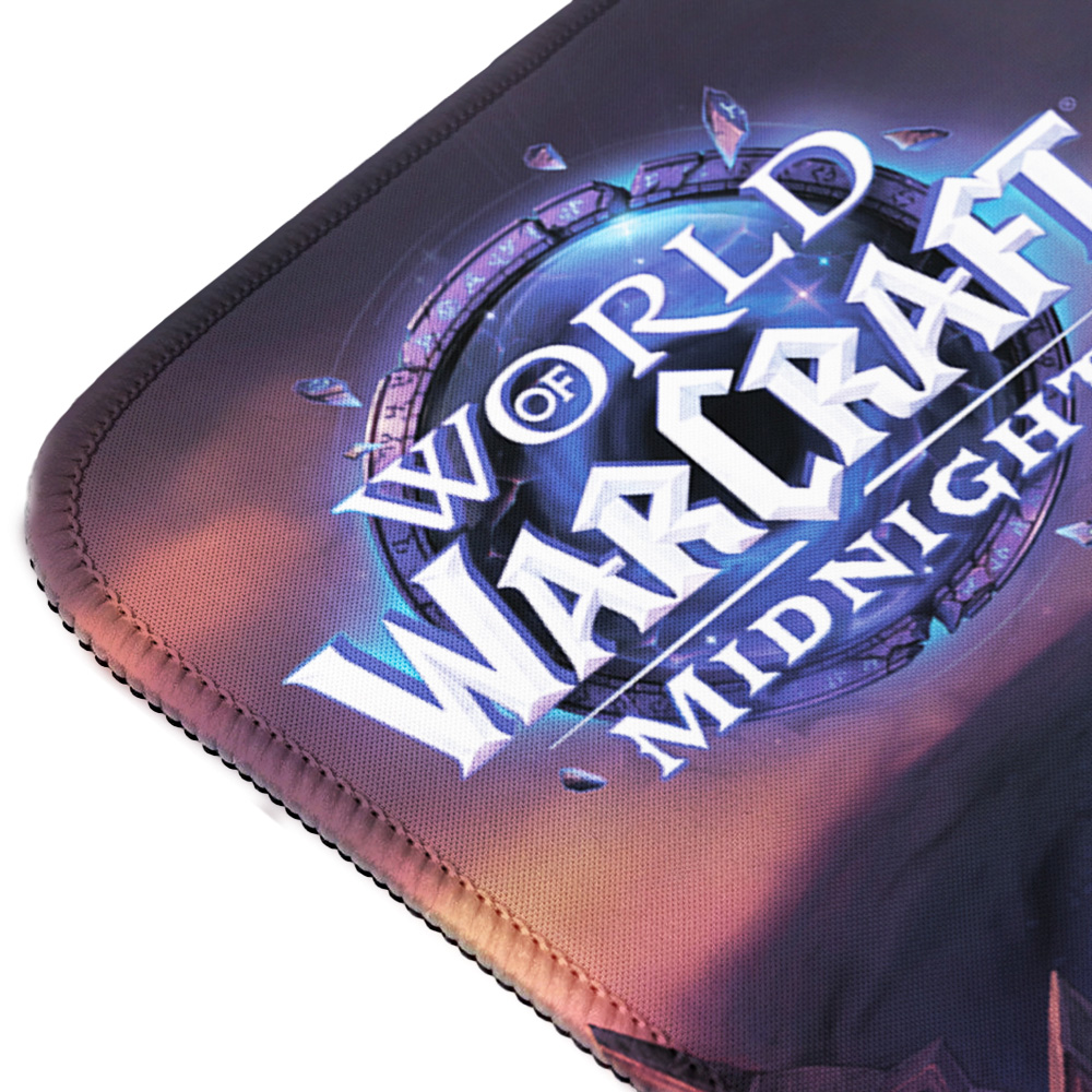 World of Warcraft Midnight Logo auf einem Mauspad mit lila und orangen Tönen.