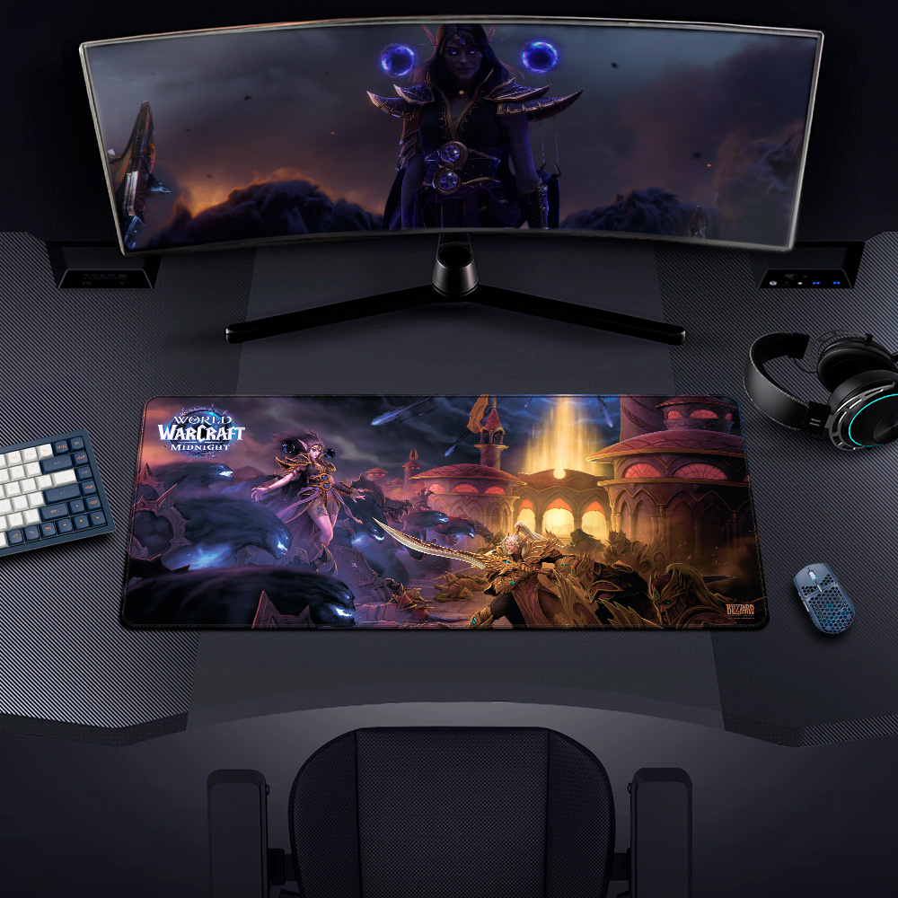 Gaming-Schreibtisch mit gekrümmtem Monitor, Tastatur, Maus und World of Warcraft-Mauspad.