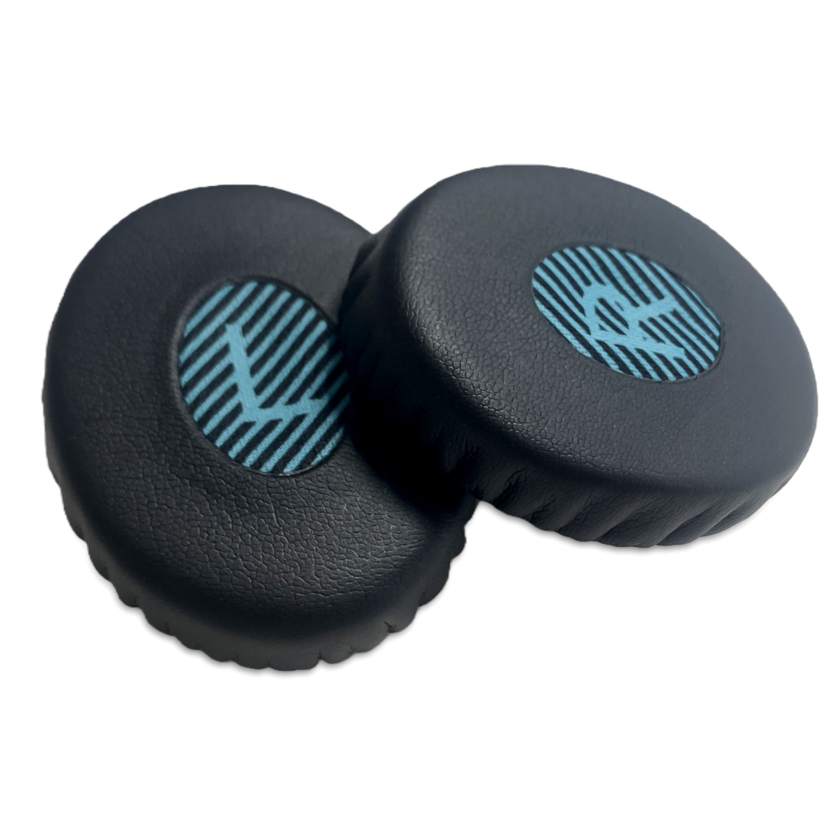 Dwie czarne poduszki na uszy z niebiesko-czarnym wzorem i literą L.