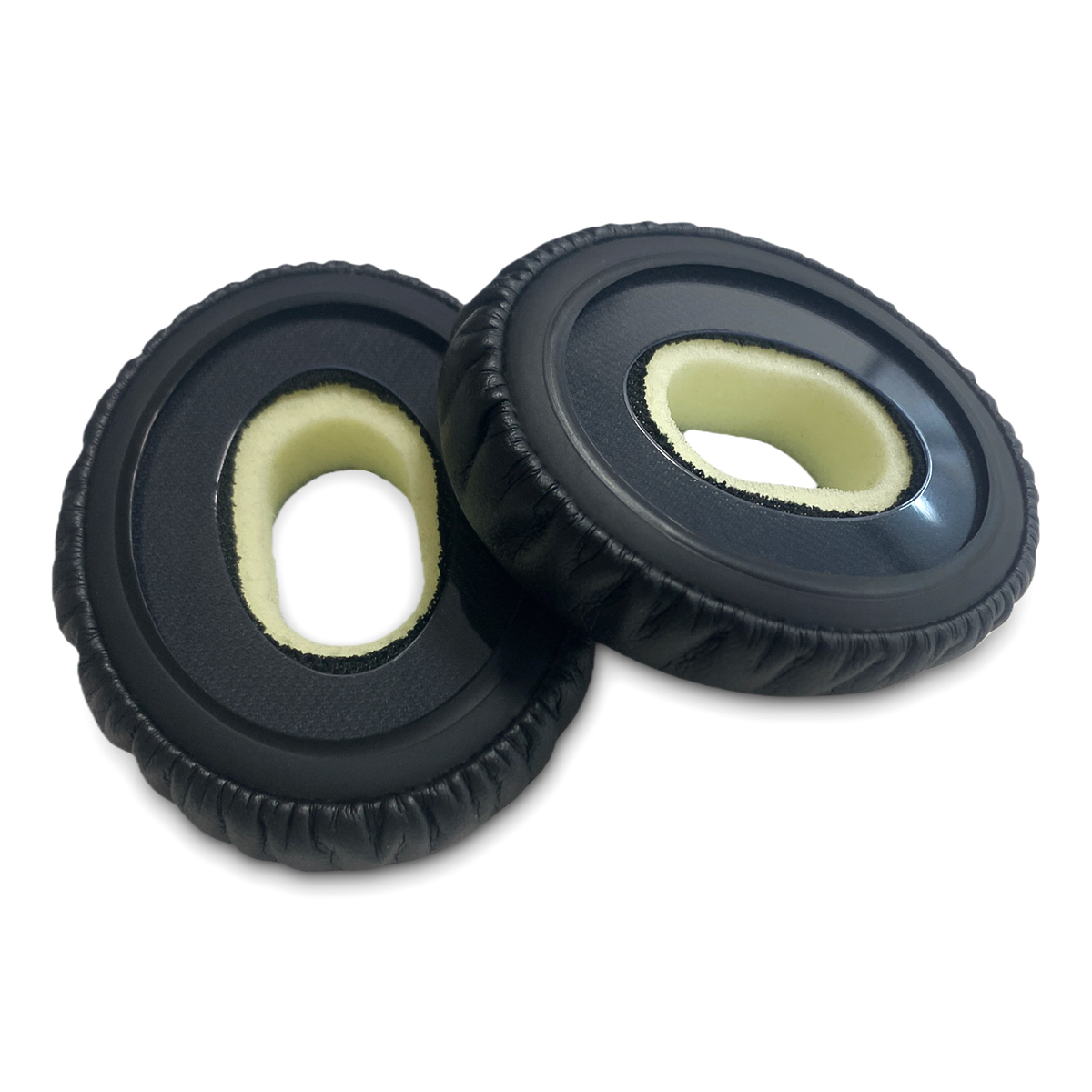 Dwa czarne nauszniki z żółtą pianką, na białym tle.