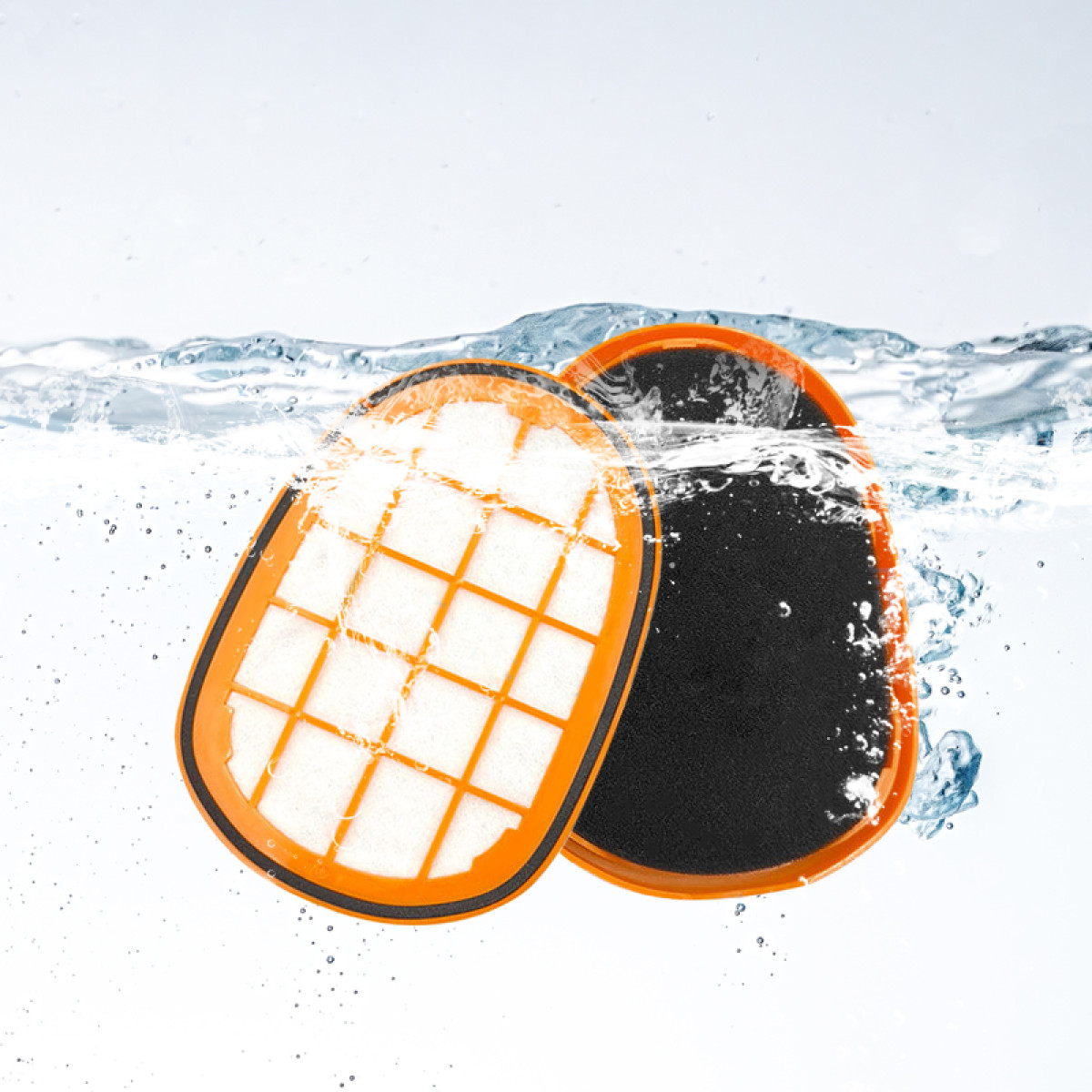 Dwa pomarańczowe filtry, biały i czarny bok, zanurzone w wodzie.