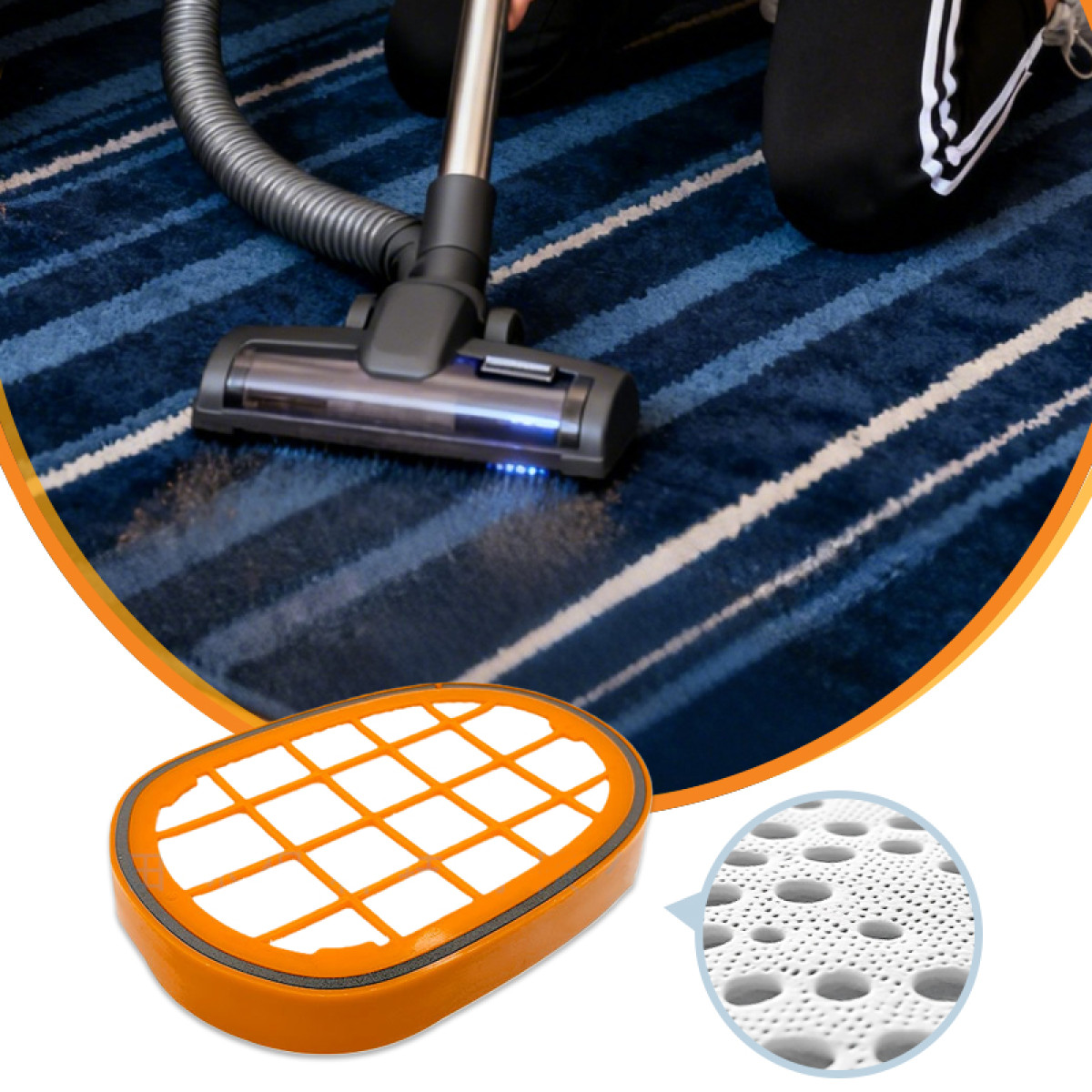 Głowica odkurzacza czyści niebieski dywan. Obok znajduje się filtr.