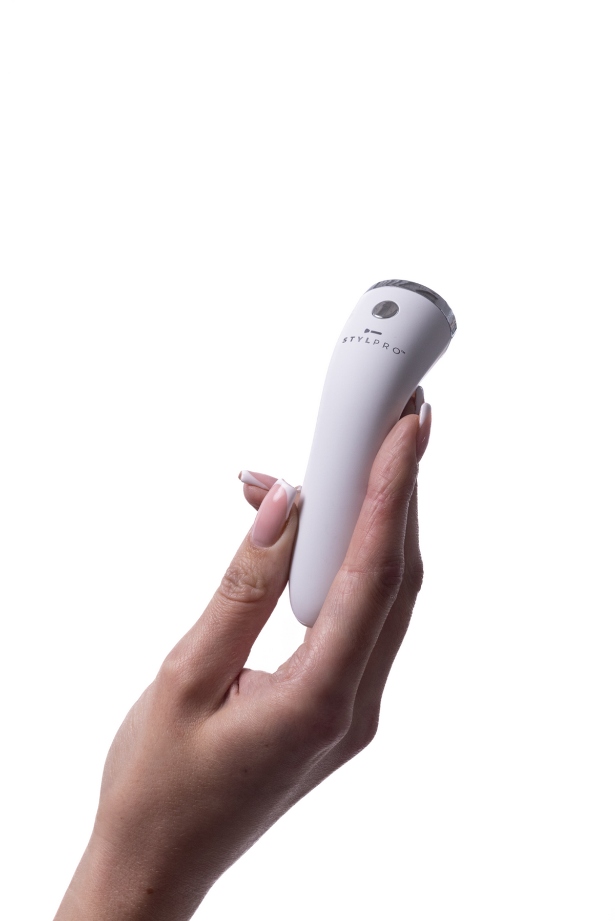 Una mano tiene un dispositivo bianco Stylpro con un pulsante e dettagli argentati.