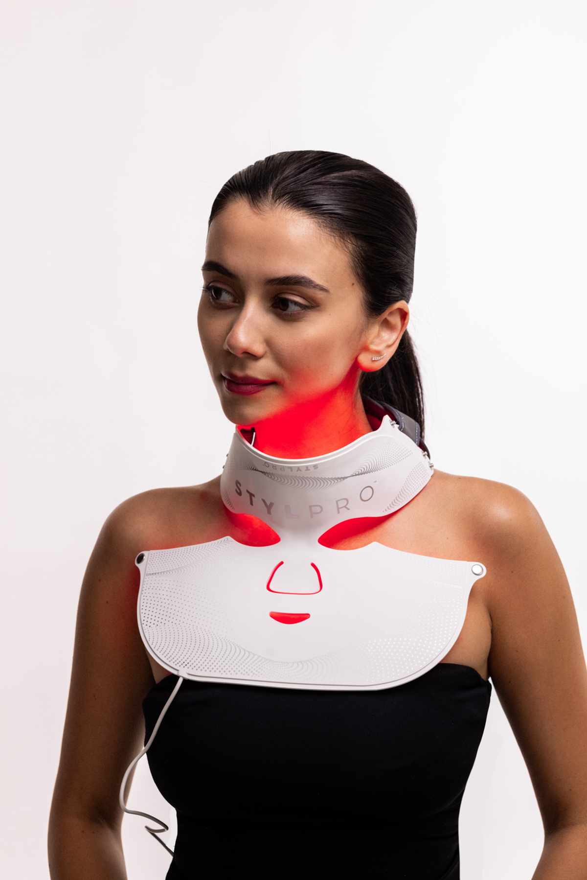 Una donna indossa una maschera bianca con luci rosse.