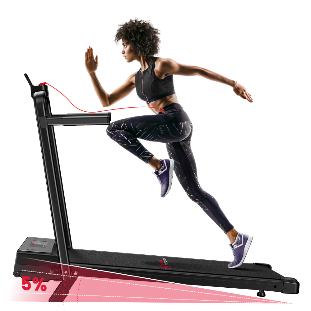 Kobieta z kręconymi włosami biegnie na czarnej bieżni, na białym tle.