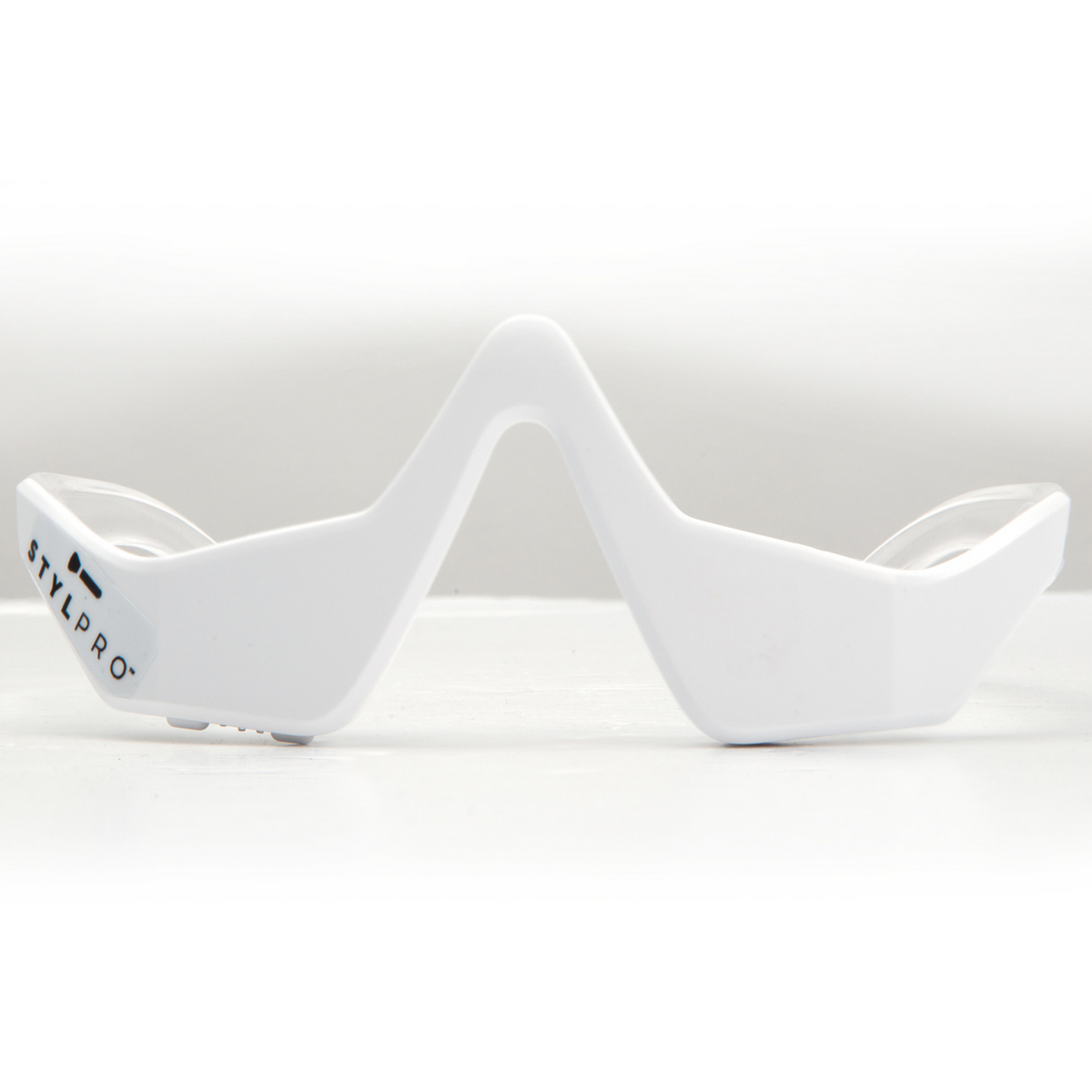 Un paranasale bianco di forma futuristica con lenti trasparenti.