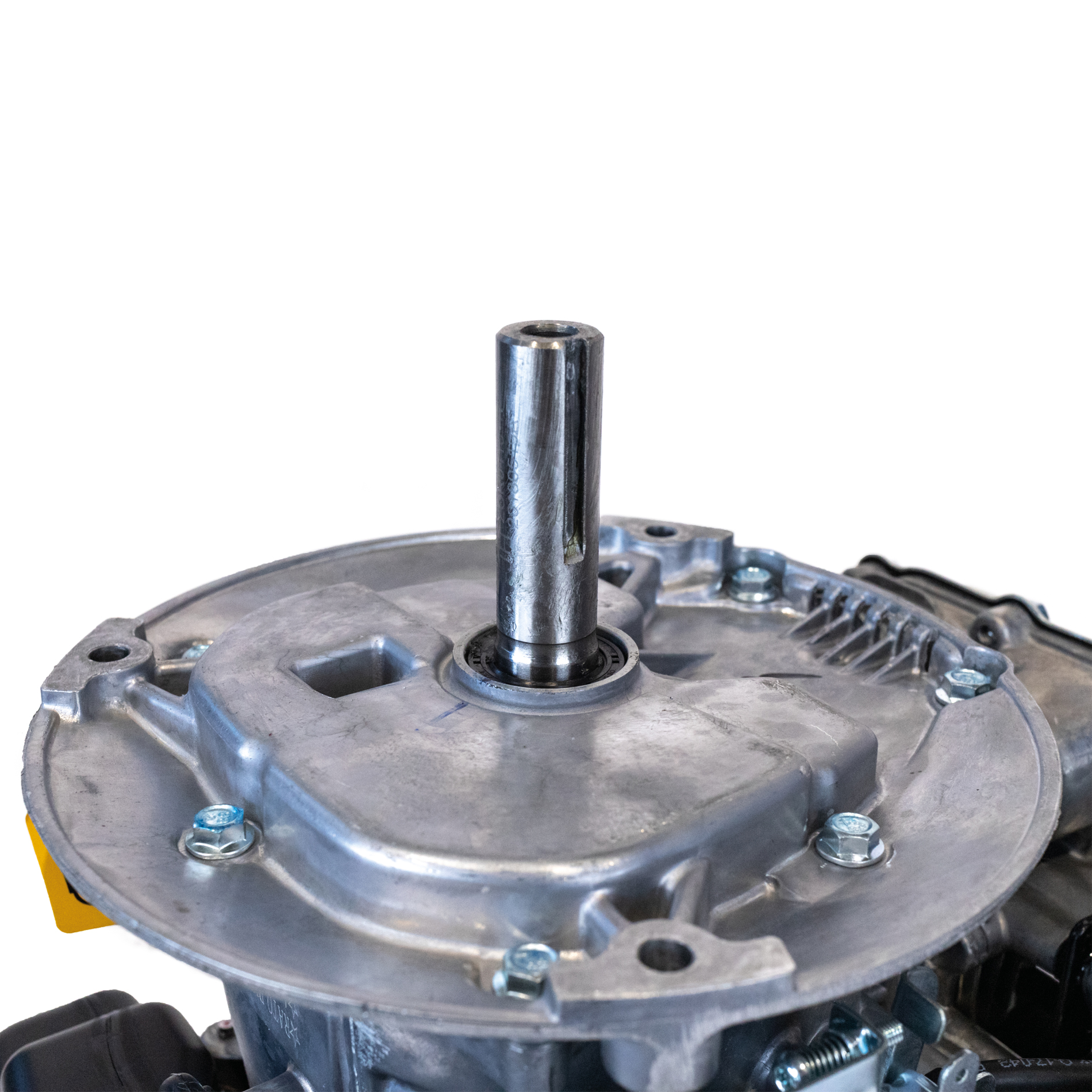 Metalowy wał z piastą, zabezpieczony śrubami.